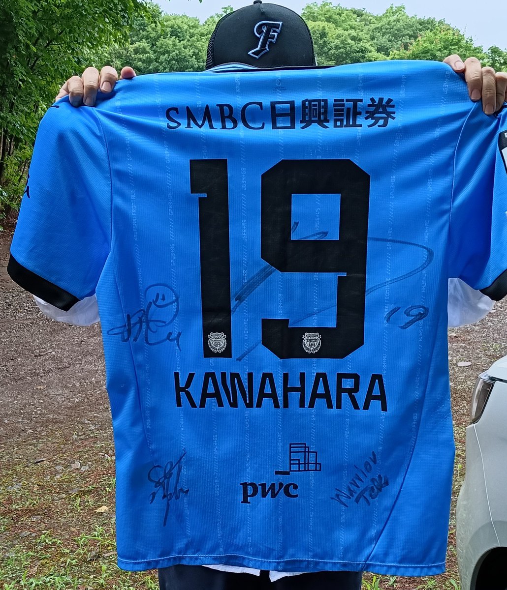 moridai1975's tweet photo. 雨が降ってるか降ってないかギリギリのところで、ファンサあり！わ～い、ユニにサインもらいました。何か耳なし芳一みたいな感じに貰ってしまった😂

#川崎フロンターレ
#frontale https://t.co/jGw0mVQPVt
