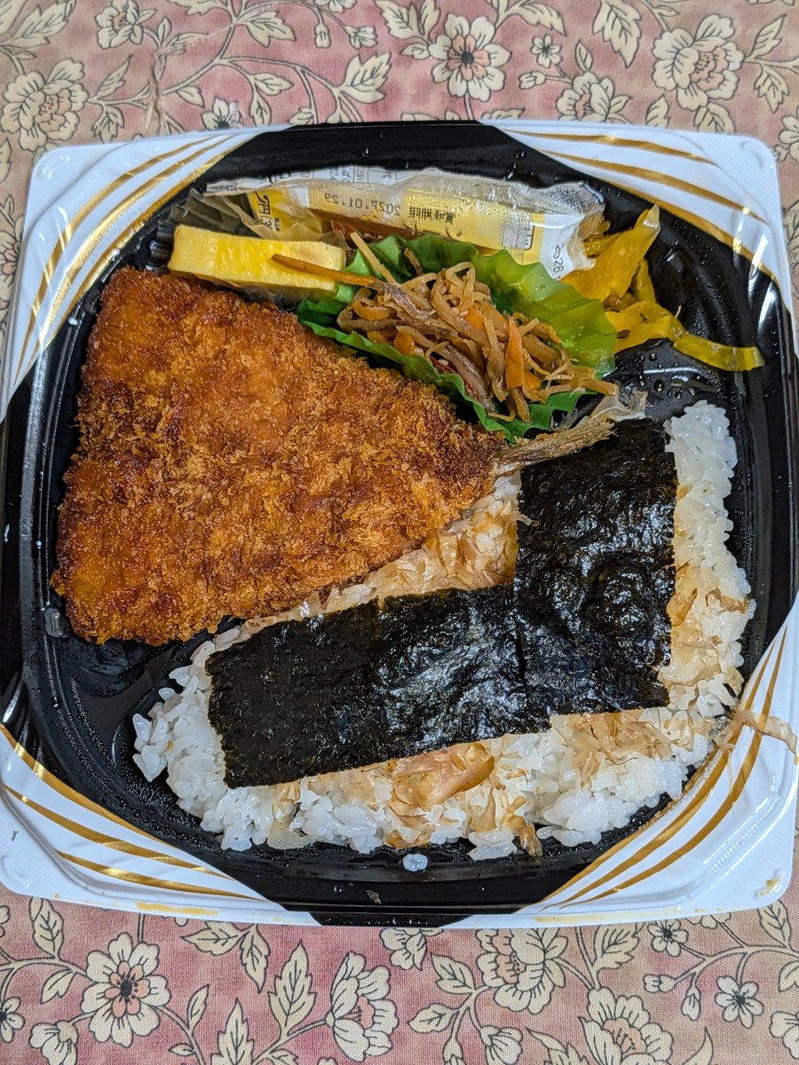 charme10's tweet photo. お昼の食事アジフライ&amp;海苔弁当🍱😋 https://t.co/a7J00BbMB5