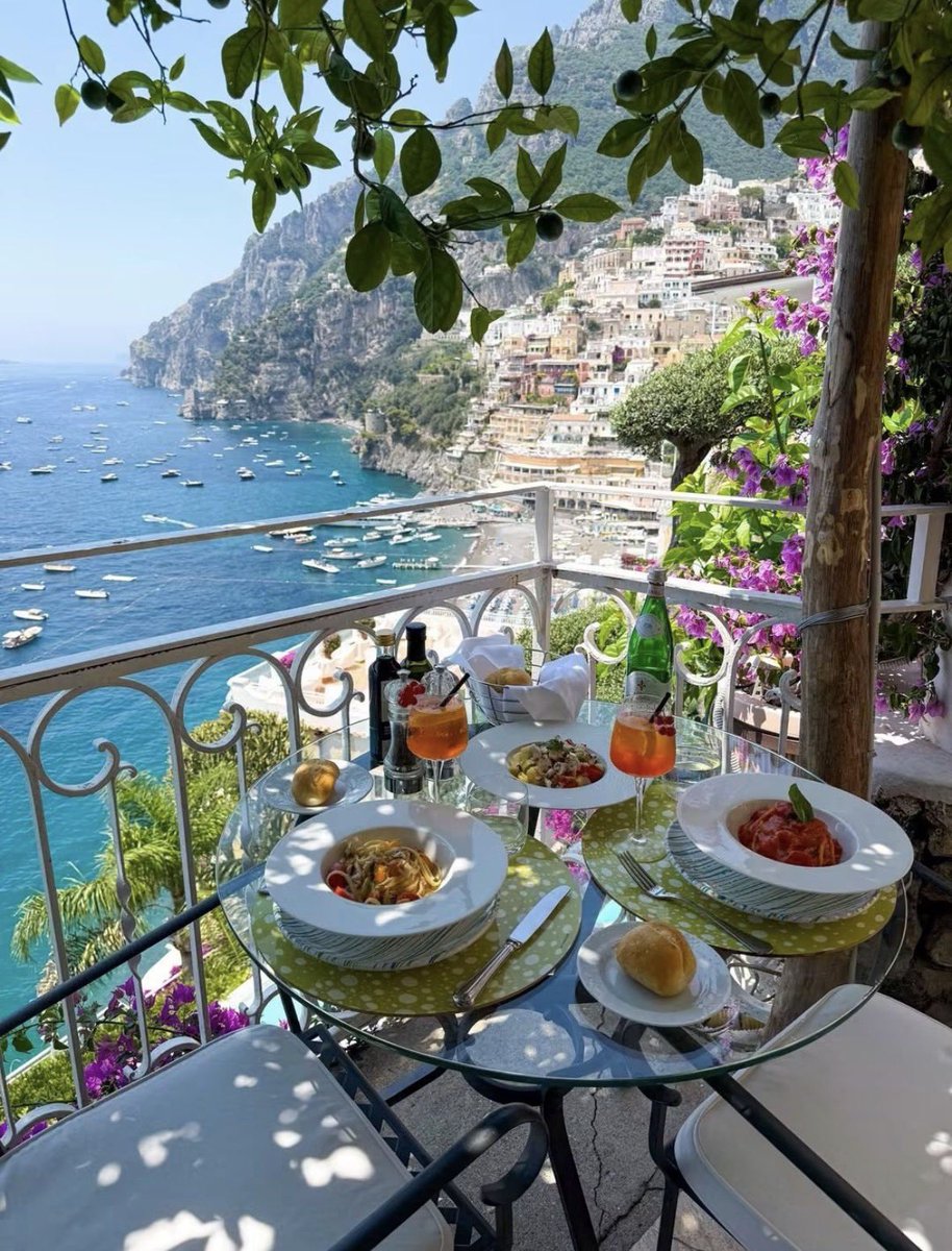 travelgirl_love's tweet photo. 📍🍋🇮🇹ポジターノ（イタリア）

「世界一ランチがしたい場所」って言われる理由がここ。

カラフルな街並みと、どこまでも続くアマルフィ海岸を眺めながら食べるパスタは格別…🍝🌊

イタリアに行くなら、絶対に外せない憧れのレストランビュー。 https://t.co/JykVEp50II