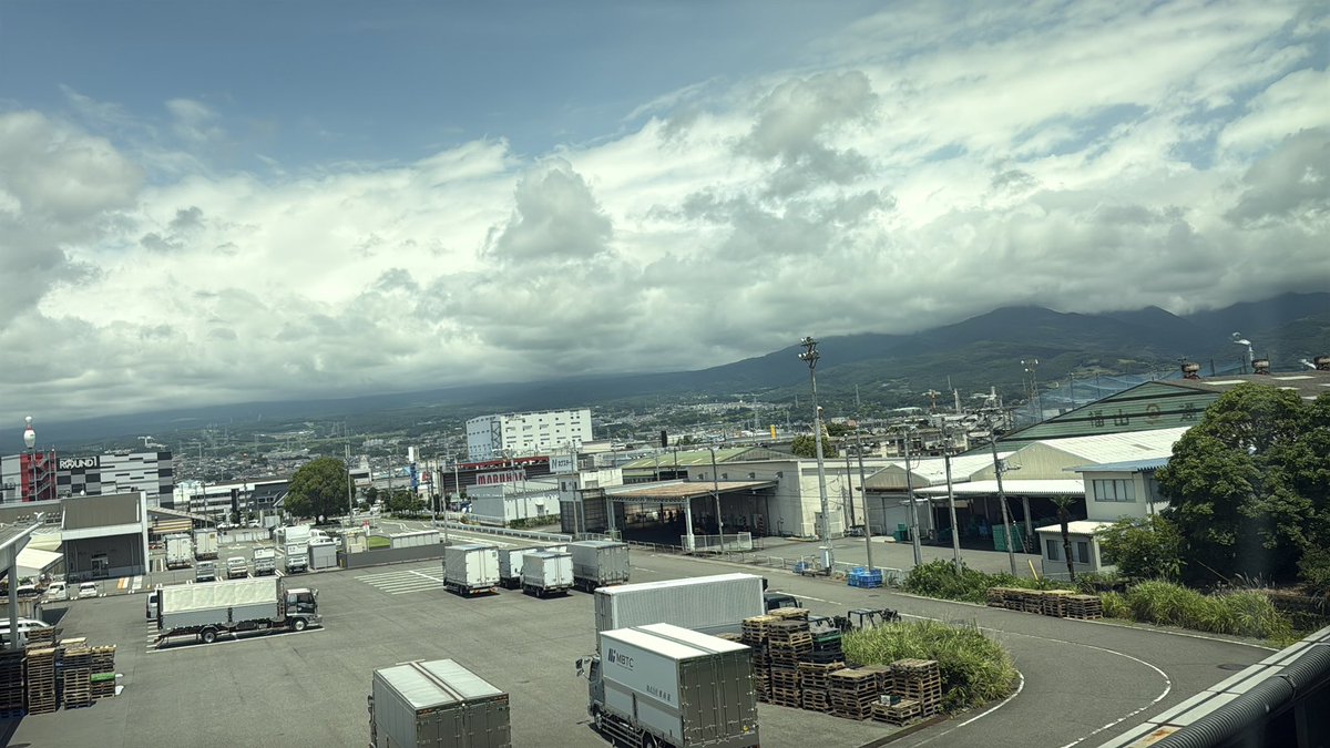 s_omotaka's tweet photo. 久しぶりの東京です。
娘からの😭🥺連絡で急きょ向かうことに💦
富士山🗻見えなかった😭 https://t.co/R0WAfyopio