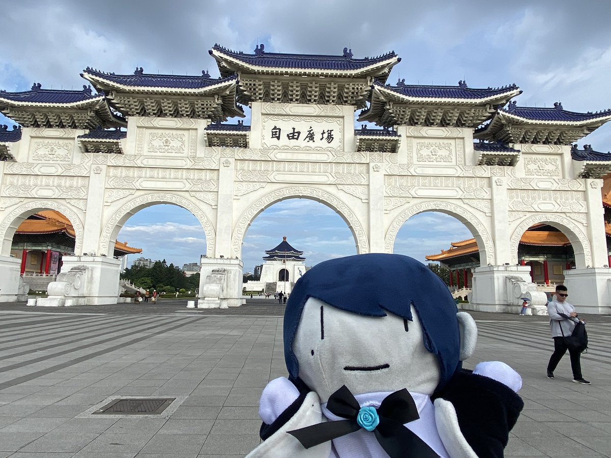 swallowsagi's tweet photo. 自由広場と中正紀念堂
中には蒋介石さんの像があり、広い公園を見つめていました
荘厳の中に安心感があり、衛兵の方々の行進があったりと素敵なところでした
あと、ハチャメチャに暑かったです🥵
#旅するAdoパペット https://t.co/RhColL7fUS