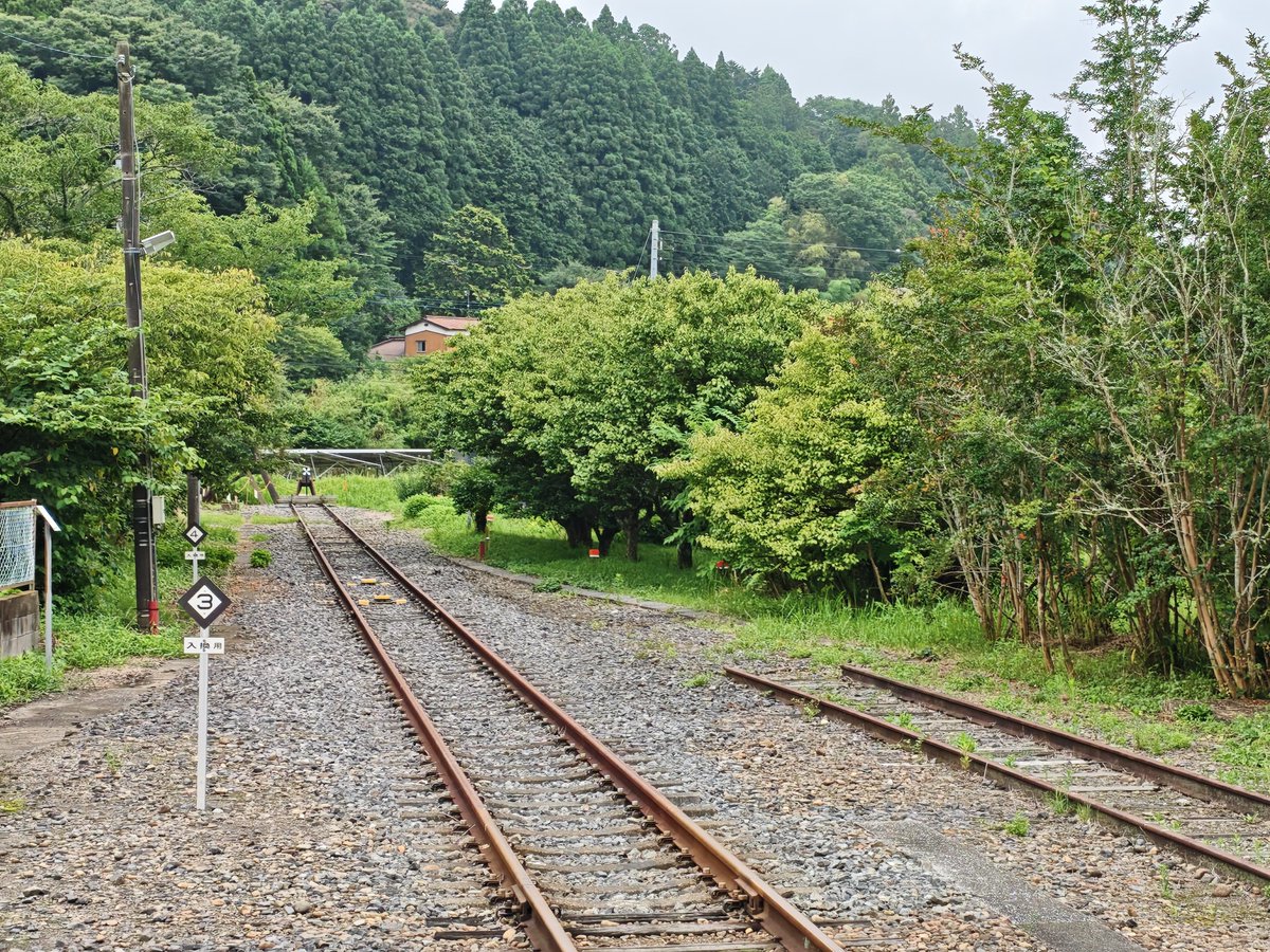 aokz85's tweet photo. 今回の関東旅、メインは３月末で廃止になる
久留里線(久留里〜上総亀山間)の乗り納めでした。

先日被災した区間も綺麗に直されていましたが…それでもあと8ヶ月で廃線。

寂しさもありますが最後に乗れて良かったです。
(写真は上総亀山駅です)
 #久留里線  #JR東日本 https://t.co/nMQFTqpK9y