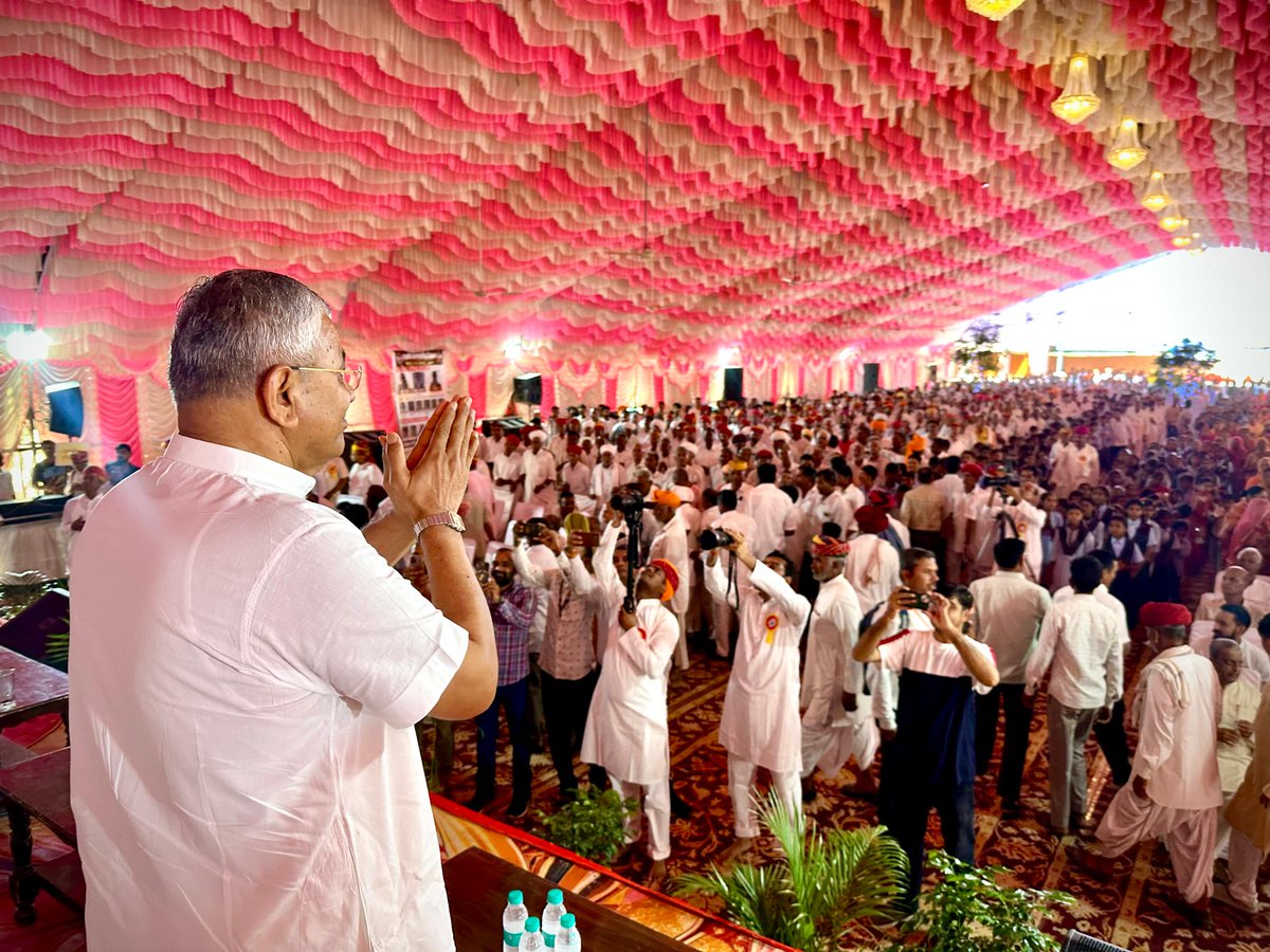 ppchaudharybjp's tweet photo. "जब समाज अपनी संस्कृति से जुड़ता है, तब केवल भवन नहीं बनते; पीढ़ियाँ गढ़ी जाती हैं, चरित्र निर्मित होते हैं और राष्ट्र सशक्त होता है।"

आज बिराई की पावन धरा पर भारतीय सनातन पुनरुत्थान भवन के लोकार्पण समारोह में सहभागिता का सौभाग्य प्राप्त हुआ। 

परम पूज्य श्री सुंदरदास जी महाराज के पावन आशीर्वाद एवं मार्गदर्शन में, अनंत श्री सुखराम जी रामसनेही संप्रदाय, श्री रामधाम राम चौकी बिराई द्वारा राउमावि, बिराई में निर्मित यह भवन भारतीय संस्कृति, बौद्धिक और नैतिक विकास के साथ सामाजिक चेतना  का सशक्त केंद्र बनेगा।

मुझे पूर्ण विश्वास है कि यह भवन आने वाली पीढ़ियों को अपनी सांस्कृतिक जड़ों से जोड़ते हुए राष्ट्रभक्ति, संस्कार और लोकमंगल की भावना से प्रेरित करेगा।

इस पावन अवसर पर राजस्थान सरकार के माननीय कैबिनेट मंत्री श्री मदन दिलावर जी की गरिमामयी उपस्थिति रही। साथ ही पूर्व राज्यसभा सांसद भाईसाहब श्री नारायण लाल जी पंचारिया, श्रीमती कमसा जी मेघवाल, श्री पुखराज जी गर्ग, भाजपा जिलाध्यक्ष श्री त्रिभुवन सिंह जी भाटी, जिला उपाध्यक्ष श्री जयकिशन जी पंचारिया सहित अनेक जनप्रतिनिधियों, पदाधिकारियों, प्रबुद्ध नागरिकों एवं देवतुल्य ग्रामीणजनों की आत्मीय सहभागिता ने आयोजन को विशेष गरिमा प्रदान की।