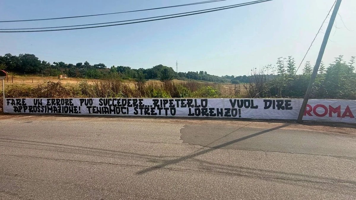 g_iallorossi's tweet photo. 🟨🟥 STRISCIONE PER PELLEGRINI A TRIGORIA 🔥

"Fare un errore può succedere, ripeterlo vuol dire approssimazione! Teniamoci stretto Lorenzo!”. GRUPPO ROMA. #ASRoma 

➡️ https://t.co/v6op7UwYDd https://t.co/DNWTwtXwUt