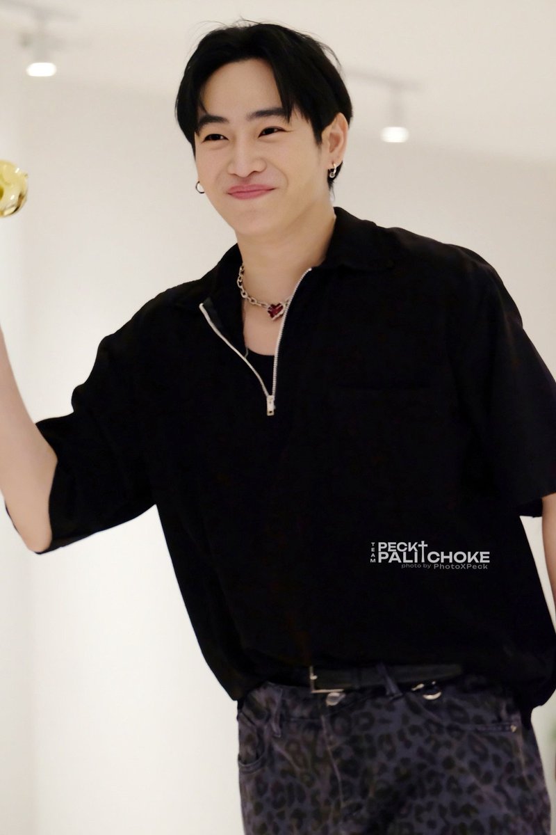 PhotoXPeck's tweet photo. now and then
18 July 2026  :   19 July 2025
ยิ้มเยอะๆเลยนะคะน้อลชาย 1 ปีที่ไม่ได้เจอกัน 
แต่พอเจอจริงเหมือนเราไม่ได้ห่างหายไปไหน
มันก้อตื่นเต้น  แต่เหมือนวิญญาณช่างเถอะอย่างเรามันก้อคือ ไม่ได้กรี๊ด ไม่ได้มีน้ำตา ไม่ได้อยู่แถวหน้า คอยวิ่งตามเก็บรูปให้ได้มากสุด 
ทำทำไม ?   ทำไมไม่มองน้อลด้วยตาเปล่าๆ แอบมีมองแระ ชื่นชมห่างๆ ให้สมกับความคิดถึง   
ทำทำไม… อยากเก็บทุกภาพไว้  แต่ไม่ได้อยากเก็บไว้คนเดียว อยากเอามาฝากนุชทุกคน เพราะเรารักเค้า ♥️ เหมือนกัน
*** แต่พ่อน้อลกลับไปแล้ววางกล้องแล้ว  ก้อยืนกอดกับเพื่อนร้องไห้ไปสิ
ป่ะกิน น้ำผึ้งมะนาวโซดา  กับ พายต่อ
@peckpalit 
#เป๊กผลิตโชค
#PeckPalitchoke