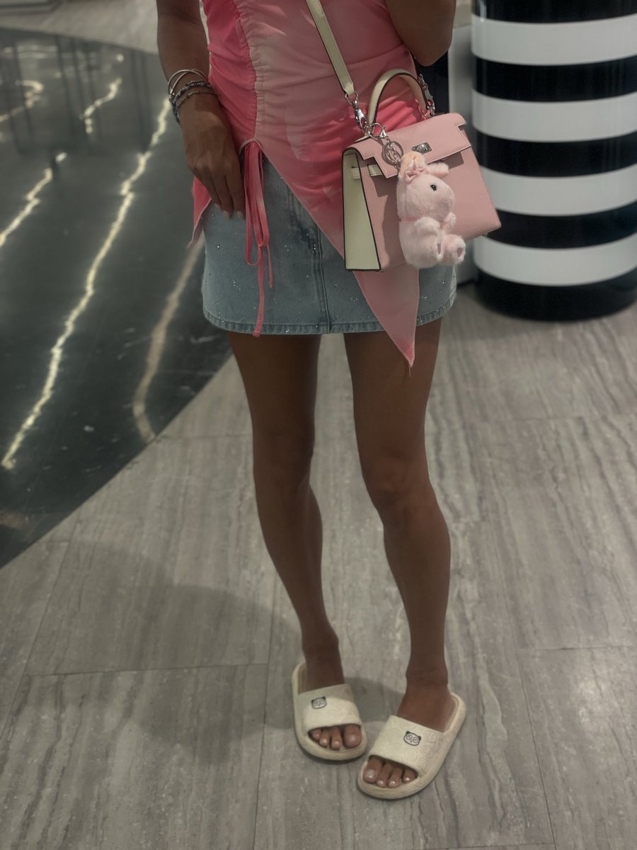 vikkybrown_'s tweet photo. Urgently need new heels 

#legs #feet https://t.co/B2UfYBoGZd