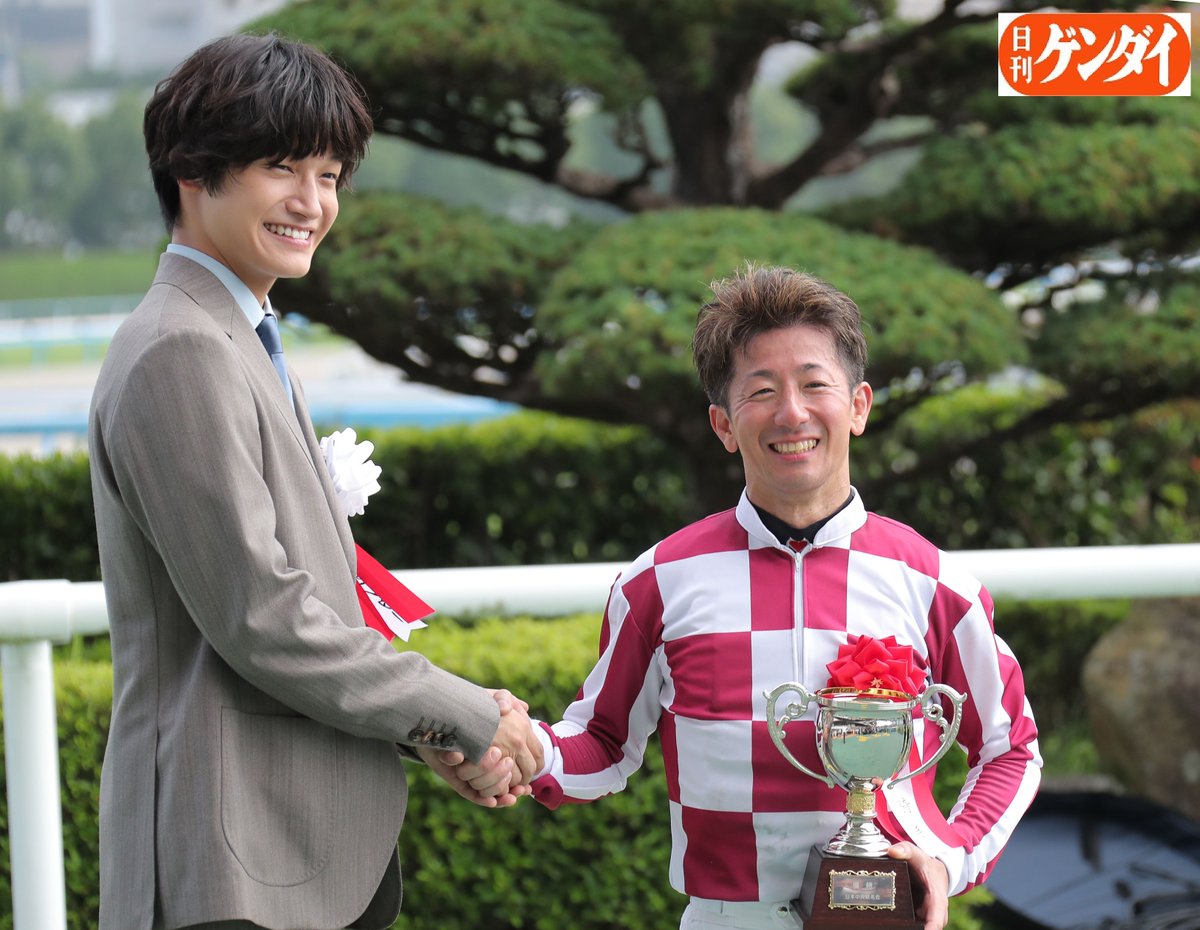 gendai_keiba's tweet photo. 小倉記念、表彰式プレゼンターはAぇ! groupの佐野晶哉さん。
ゼンダンハヤブサで勝利した酒井学騎手と。
#小倉記念 #酒井学 #佐野晶哉 https://t.co/7vJNOYKazS