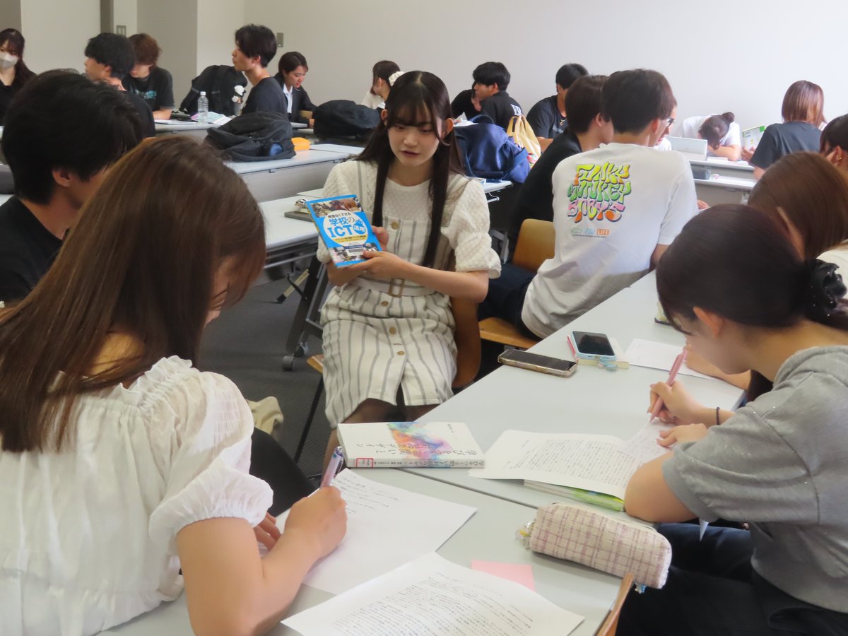 edu_gakushuin's tweet photo. 初等教育学では、毎年恒例の初等教育学ビブリオバトルを行いました。絵本あり、名著ありと多様な本を5分で紹介と質疑応答後にグループのチャンプ本を決め、今回は8名のチャンプ本を皆の前で紹介してもらいました。初めてとは思えな��堂々とした紹介。さすが教育学科生と感激でした。 https://t.co/MOZjQWj78e