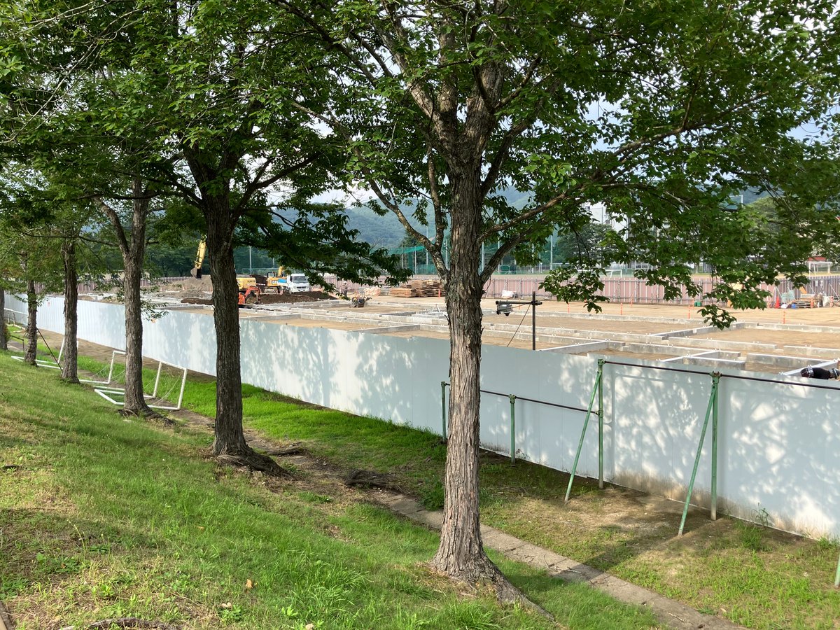 hirokoh_net's tweet photo. 新設の「宮城県広瀬ideal高等学校」が来年4月、宮城広瀬高校の敷地内に開校。校庭では広瀬ideal高校の仮設校舎建設が進められています。 https://t.co/k80RyYkLrZ