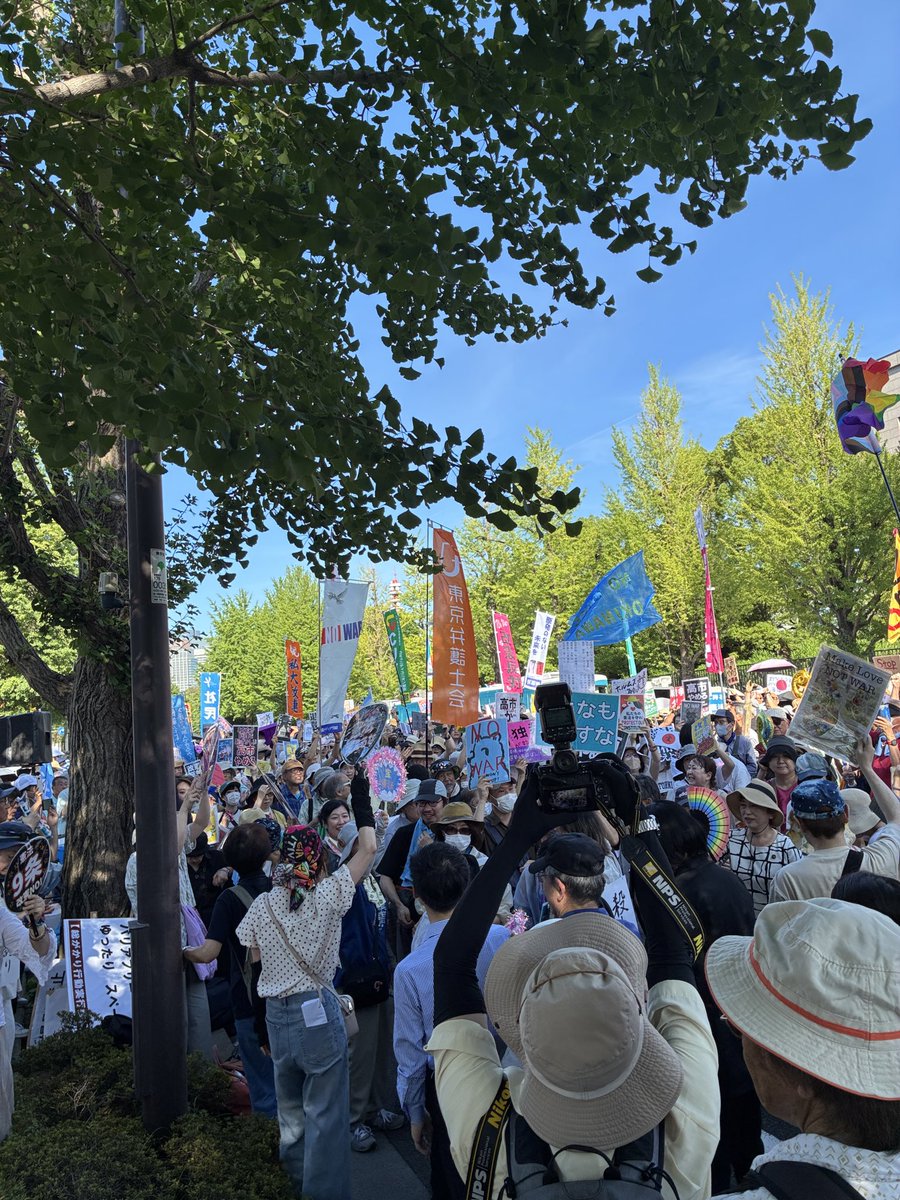 48daisyukai's tweet photo. 数の力で拙速に、違憲の疑いが濃厚な危険な法律を成立させていく総理と与党、そんなやり方は許さないと、市民が大勢集まっています！

『NO WAR！憲法変えるな！7･19国会正門前大行動』
#国会正門前大行動0719 #19日行動
7/19(日)15:30～ 国会周辺 https://t.co/fJdoIOGmyb