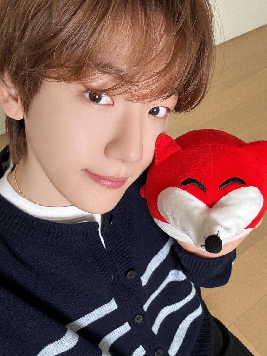 hourly baekhyun 🤍 tweet media