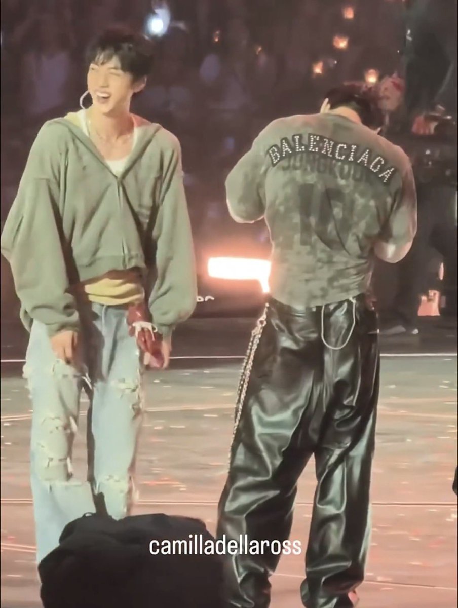 sarcaesthetics's tweet photo. he’s crying literally wiping his tears with the shirt but i’m just a whore and i can’t focus cause his back looks so sexy ayesksjsjk https://t.co/AkVykXuBhZ