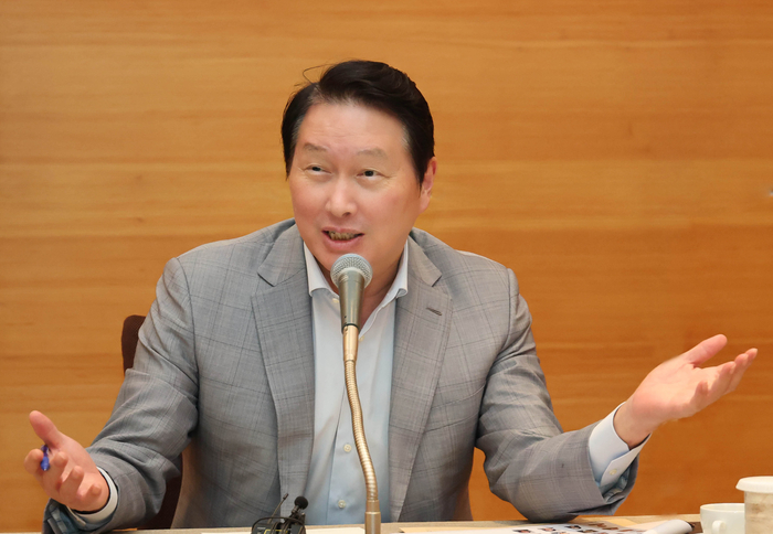 jukan05's tweet photo. SK Group Chairman Chey Tae-won told reporters at the Korea Chamber of Commerce and Industry’s Jeju Forum on the 15th, “Demand for AI semiconductors is expected to increase by at least 60–100% next year compared with this year.” He added, “Even for the overall memory semiconductor market, demand should be expected to grow by at least 50–60%.”

Elaborating, Chey said, “Virtually no company will see any meaningful increase in supply next year, so the supply-demand gap is bound to widen significantly.” He continued, “Companies around the world are clamoring for memory chips—to the point where the situation could be described as utter chaos.” In other words, currently planned capacity expansions will be insufficient to meet the surge in demand.