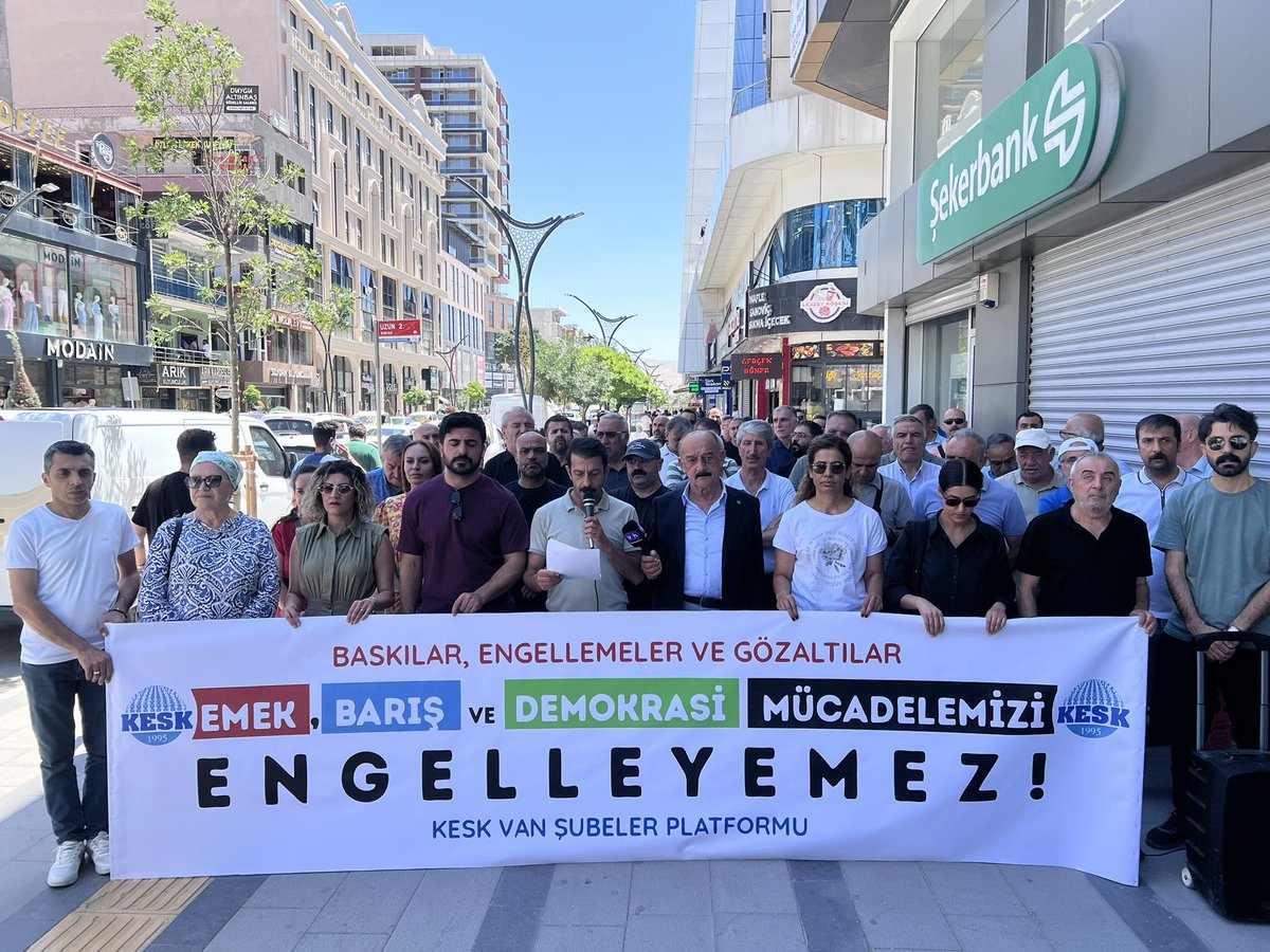 tumbelsenvan's tweet photo. Ankara'da KHK Nöbeti'ne yönelik polis müdahalesini protesto etmek amacıyla KESK Van Şubeler Platformu olarak basın açıklamamızı gerçekleştirdik.

KHK mağduriyetleri son bulsun, hukukun ve adaletin gerekleri yerine getirilsin.

KHK zulmü bitsin, adalet sağlansın!

Basın açıklamamıza katılarak dayanışmasını gösteren tüm kurumlara, demokratik kitle örgütlerine, siyasi partilere ve emek-meslek örgütlerine teşekkür ediyor; adalet ve demokrasi mücadelesini hep birlikte büyüteceğimize inanıyoruz.

@KESK1995 
@tumbelsen