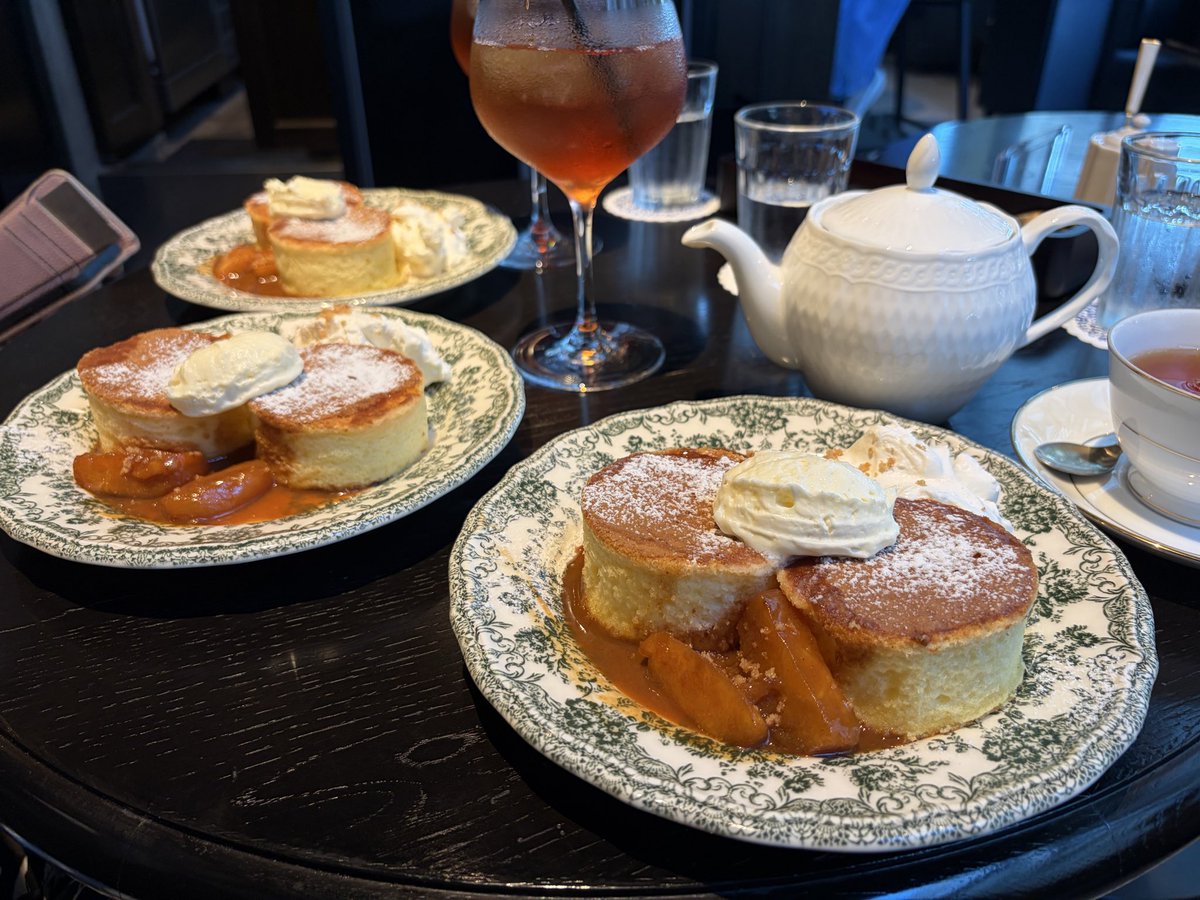 sasa_bune's tweet photo. お友達と高輪ゲートウェイ駅のMAISON CLASSIC SALON でパンケーキを食べてきた。
全体的に甘さが控えめで、見た目よりあっさりしていた。なんなく完食(^_^)
リンゴのソースが美味♪ https://t.co/OkhKTjRm7B