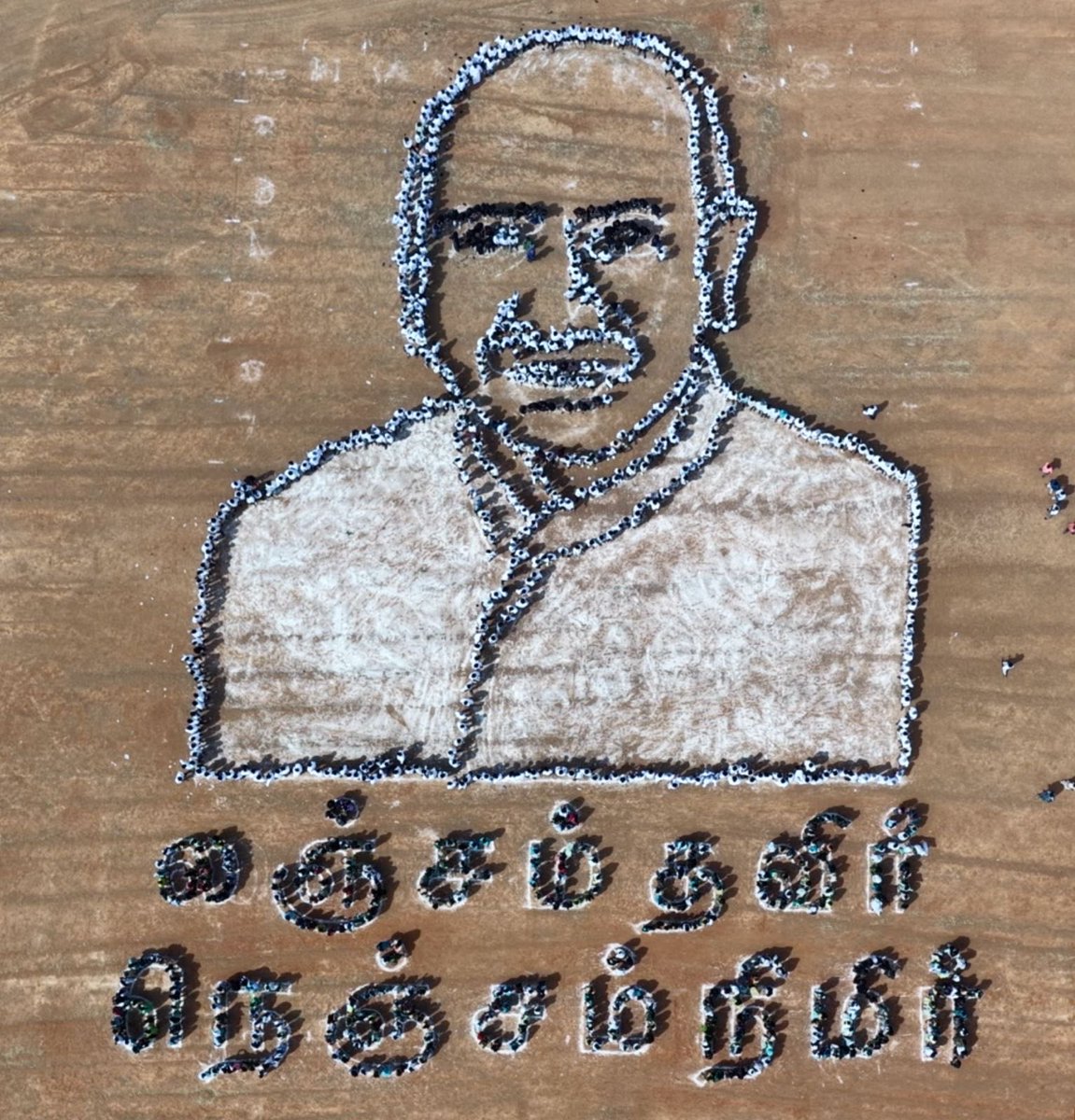 INCTamilNadu's tweet photo. ஜூலை 13 முதல் 19 வரை சிறப்பாக நடைபெற்ற “லஞ்சம் தவிர்... நெஞ்சம் நிமிர்!” மக்கள் இயக்கத்தின் நிறைவு விழாவாக, இன்று (19-07-2026), தன்னார்வலர்கள் மற்றும் மாணவர்கள் ஒன்றிணைந்து, பெருந்தலைவர் காமராஜரின் பிரம்மாண்ட மனித உருவப் படைப்பை அமைத்து அவருக்கு மரியாதை செலுத்தினர்.

தமிழ்நாடு காங்கிரஸ் கமிட்டி தலைவர் திரு. ப. மாணிக்கம் தாகூர், MP, முன்னாள் மத்திய நிதி அமைச்சரும், அகில இந்திய காங்கிரஸ் கமிட்டியின் (AICC) நிரந்தர உறுப்பினருமான திரு. ப. சிதம்பரம், MP, முன்னாள் நாடாளுமன்ற உறுப்பினரும், தமிழ்நாடு காங்கிரஸ் கமிட்டியின் முன்னாள் தலைவருமான திரு. சு. திருநாவுக்கரசர் ஆகியோர் பங்கேற்று விழாவைச் சிறப்பித்தனர்.

தமிழ்நாடு காங்கிரஸ் OBC துறையின் மாநிலத் தலைவர் திரு. நவீன் அவர்கள் இந்நிகழ்ச்சியை சிறப்பாக ஒருங்கிணைத்தார்.

📍SVN கல்லூரி | மதுரை நாகமலை புதுக்கோட்டை 

#லஞ்சம்தவிர்நெஞ்சம்நிமிர்

@PChidambaram_IN @ThiruArasarINC