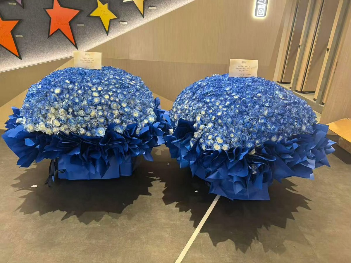 shinexingstar's tweet photo. remember when AromeManpo sent 1125 blue roses 🌹💙 to support Huang Xing at the HongKong concert 😍 it wasn’t even just one bouquet, it was 2 BIG bouquets OMG!!! ✨

stay tuned for the livestream 🎊
📅 July 21 • 20:00 (CST)

ELIOT NOURISH AND HEAL 💙🩵
#AromeManpoxEliotHuang https://t.co/RwUugJFxlO
