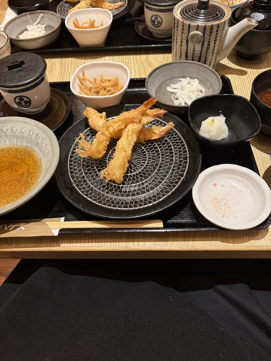 sena7053's tweet photo. 🍣…ではなく 揚げたて天ぷら🍤を食べて、キースがいそうなお酒🍻🍺がいっぱい置いてあるお店が多い京都タワー下のフードコートでお茶して劇場到着しました〜♡♡
リピーター特典はオスカーでした👍
本日はめちゃくちゃ眺めが良い2階席！見晴らしが良い！
しっかり見てきます！
 #エリステ https://t.co/Z4r7cIRpSx