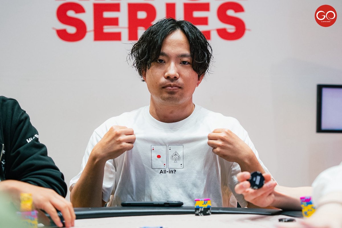 nontilt_poker's tweet photo. 「強いハンドでも降りられる冷静さを。」

Non’Tilt名鑑です！！！
今回ご紹介するのはァァァ！！！

プレイヤーネーム
『Fishun』様ぁぁぁ！！！

@Hybrid_shun

主な活動エリアは茨木。

よく行く店舗は、
Poker place Vertex、
Poker Base天王寺店、
むさぽ大阪。

ポーカー歴は3年！

大型初FT目前で経験した悔しさを胸に、
焼けないメンタルで成長を続けるプレイヤー様です🃏
＿＿＿＿＿＿＿＿＿＿＿＿＿＿＿＿

🃏ポーカーを始めたきっかけ

きっかけは、
某YouTuberの動画。

その方のお店ができたことから、
ライブポーカーを始めたそうです！

さまざまなお店へ行くようになり、
運だけではない奥深さに
ハマっていったとのことです😄
＿＿＿＿＿＿＿＿＿＿＿＿＿＿＿＿

🏆主な実績

I❤️POKER TEAM BATTLE
チーム準優勝🥈

友達を誘って参加した大会で、
メンバーが個人優勝。

仲間と挑戦し、
チームでも準優勝できたことが
印象に残っているそうです。
＿＿＿＿＿＿＿＿＿＿＿＿＿＿＿＿

😹一番悔しかった出来事

一番悔しかったのは、
USOPのサイドトーナメント。

198エントリー、
インマネ9人で、
FTまであと7人という場面。

SBでKK。

BTNのオープンに3betすると、
カバーしているBBがオールイン。

さらに、
ほぼ同スタックのBTNも被せてオールイン。

コールすると、
BTNからAA。

そのまま引けず、
大型初FTと初インマネ目前で敗退しました😭

この経験から、

「強いハンドでも、
降りられる冷静さを保ちたい」

と思うようになったそうです。

ポーカーや勝負事で、
よく耳にする言葉。

『冷静』

Non’Tiltでは、
勝負の瞬間に寄り添う1本として、

Non’Tilt DRINK

を展開しています🥤

コンセプトは、

「飲む冷静。」

長時間のプレイや、
大切な勝負のリフレッシュに！

https://t.co/GEDbn6oVRO
＿＿＿＿＿＿＿＿＿＿＿＿＿＿＿＿

🧠プレイ中に大切にしていること

Fishun様が大切にしているのは、

卓の雰囲気を壊さないこと。

ポットを取っても過度に喜ばず、
ハンドが入らなくても焼けない。

勝っている時も苦しい時も、
卓の空気を大切にしているそうです。
＿＿＿＿＿＿＿＿＿＿＿＿＿＿＿＿

💪強みと課題

強みは、

焼けないメンタル。

課題は、
バリューを取り逃がしがちなこと。

今後は、
取れる場面でしっかり取り切りたいそうです。
＿＿＿＿＿＿＿＿＿＿＿＿＿＿＿＿

🃏Fishun様にとってポーカーとは？

普段知り合えない人とつながり、
メンタルも鍛えられる
コミュニケーションツール。

ポーカーを通じた出会いと成長が、
大きな魅力とのことです🤝
＿＿＿＿＿＿＿＿＿＿＿＿＿＿＿＿

🎯今後の目標

今後の目標は、

大型大会でFT。

そして、
あわよくばトロフィーをGETすること！

USOPでFT目前まで進んだからこそ、
次は最後まで勝ち切ることを目指されています。
＿＿＿＿＿＿＿＿＿＿＿＿＿＿＿＿

📣最後に皆様へ

「よく行くVertexは、
強いプレイヤーがたくさんいながら、
アットホームで楽しいお店です！

1周年を迎える10月は、
ビッグネームなゲストを迎えたイベントが
ほぼ毎週開催されるそうなので、
ぜひ皆さんお越しください😁」
＿＿＿＿＿＿＿＿＿＿＿＿＿＿＿＿

✍️Non’Tilt編集部コメント

Fishun様は、

焼けないメンタルを強みに、
関西でポーカーと向き合うプレイヤー様でした。

USOPでは、
大型初FTと初インマネ目前で
KK対AAという悔しい敗退。

それでも、

「強いハンドでも降りられる冷静さ」

という学びに変えているところが印象的です。

卓の雰囲気を大切にしながら、
次は大型FT、そしてトロフィーへ。

Non’Tiltは、
Fishun様の今後のご活躍を全力で応援しております！！！
📣❤️‍🔥❤️‍🔥

掲載にご協力いただき、
誠にありがとうございました！🙇‍♂️✨
＿＿＿＿＿＿＿＿＿＿＿＿＿＿＿＿

Non’Tilt名鑑とは！！！

ポーカー業界で活躍する皆様を
ご紹介していくプロジェクト🃏

現在【588名】をご紹介中！！！

掲載希望・推薦、
Non’Tilt DRINKの店舗導入、
イベント活用・年間プランのご相談は、
Non’Tilt公式LINEまで！📩

https://t.co/n9tdZu90JF

いいね・リポストで応援してもらえると幸です！🙏❤️‍🔥❤️‍🔥

最後まで読んでくれた皆様に幸あれ🤞