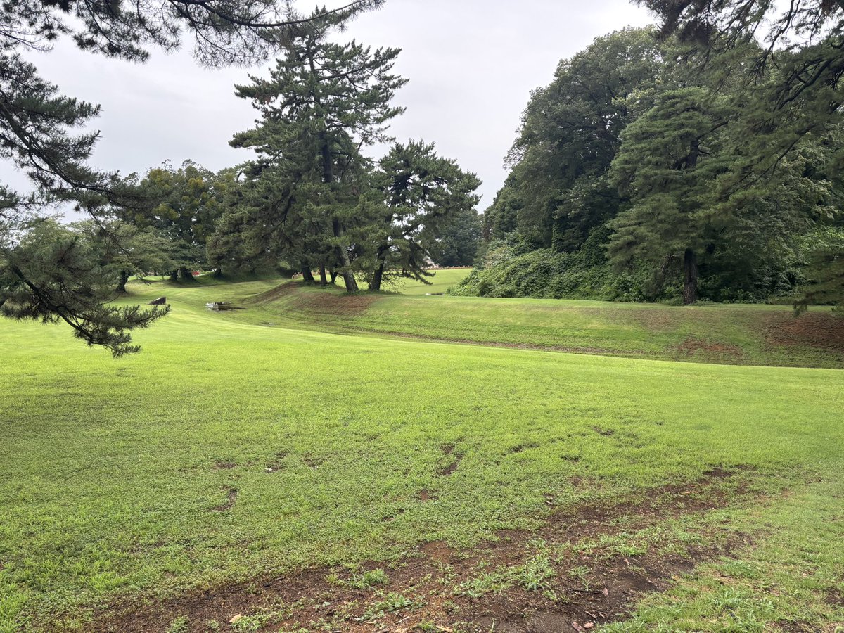 galm2fox2's tweet photo. オッと、紹介し忘れた大室古墳群（前橋市）の中二子古墳。内濠と外濠の間の中堤には盾持人型埴輪と円筒埴輪が再現されている。この前方後円墳、石室が見つかっていない。その謎が明かされるのはいつ？ https://t.co/JMW3l2AmH1