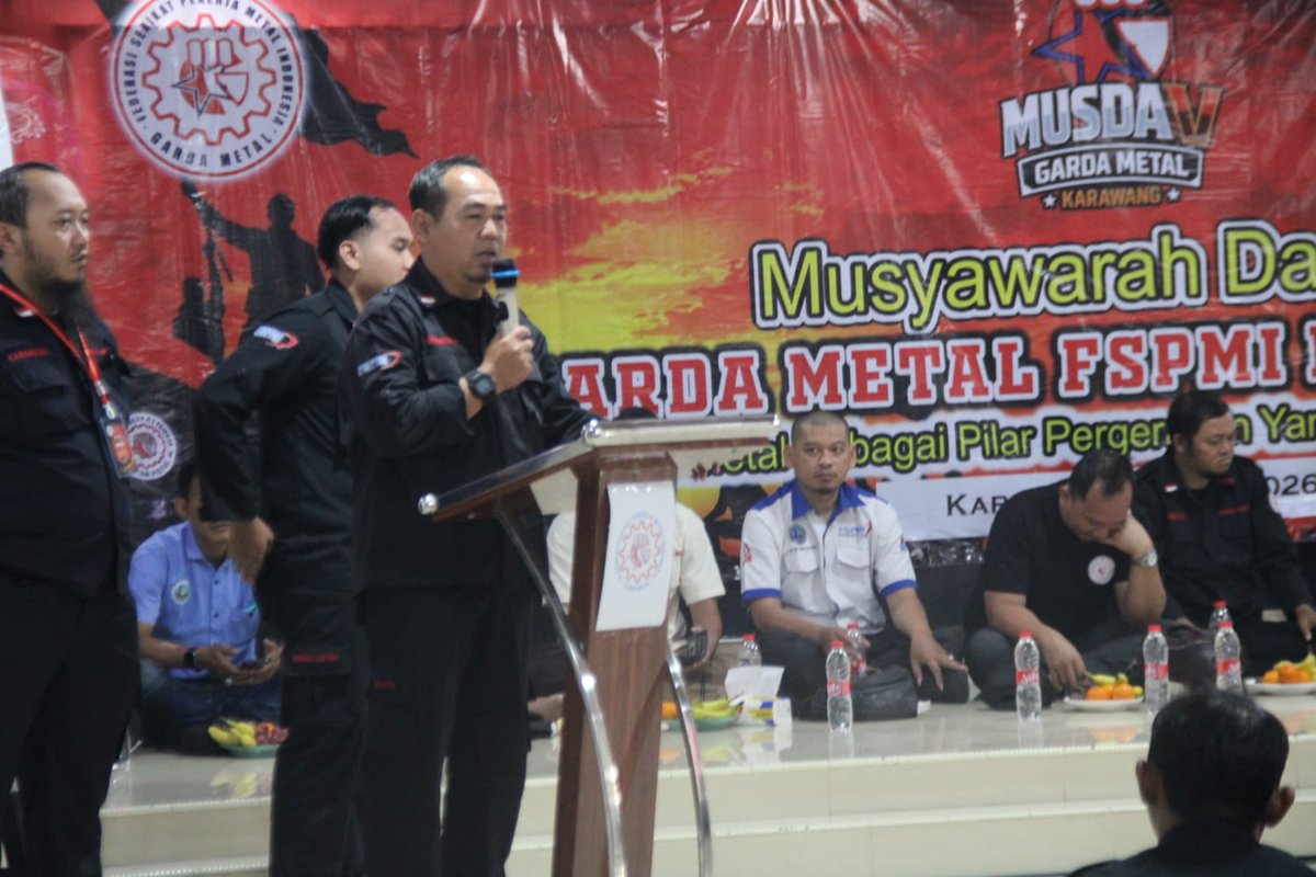 FSPMI_KSPI's tweet photo. Pangkornas Garda Metal Nasional, Supriyadi (Piyong), mengajak seluruh kader Garda Metal untuk terus memperkuat soliditas organisasi, menjaga demokrasi, serta meningkatkan militansi dalam setiap perjuangan buruh. Hal tersebut disampaikannya saat memberikan sambutan dalam Musyawarah Daerah (Musda) V Garda Metal Kabupaten Karawang, Minggu (19/7/2026).

Dalam sambutannya, Piyong mengapresiasi semangat dan kekompakan Garda Metal Kabupaten Karawang yang selama ini dikenal sebagai salah satu basis organisasi terbesar di Indonesia. Menurutnya, Karawang selalu menjadi garda terdepan dalam berbagai aksi nasional maupun kegiatan organisasi.

“Karawang memiliki kekuatan besar dengan jumlah anggota sekitar 2.500 orang. Ini merupakan modal yang sangat kuat untuk terus mengembangkan organisasi. Namun jumlah besar harus diimbangi dengan kualitas kader, kedisiplinan, dan militansi,” tegasnya.