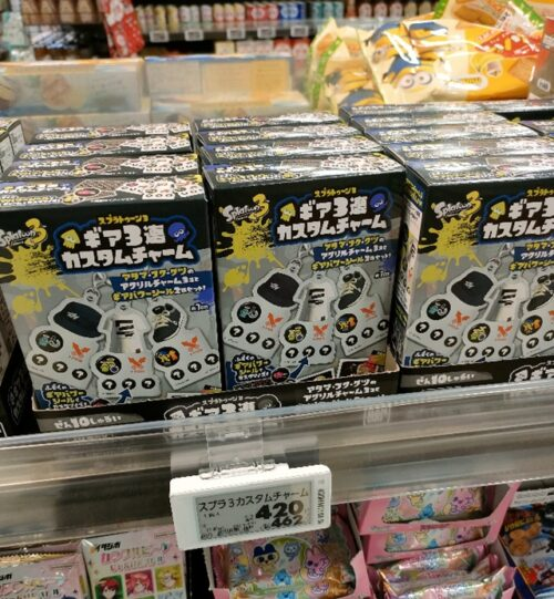 shimapatobu's tweet photo. スプラトゥーン3 ギア3連カスタムチャーム 取扱い店はどこ？コンビニは？配列や再販売まとめ！フラゲは？イオン、ローソン、ファミマも！アクリルチャームは10種類！

https://t.co/gcJ8Y5eWcL

イオンではフライングで販売していました！
#食玩　#スプラトゥーン３

7月20日（月）より新発売！ https://t.co/t9ZjiNou4A