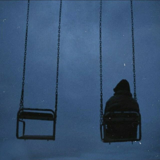 Tarasimp's tweet photo. Yo no estaba enamorado solo de quien ella era. También estaba enamorado de todo lo que imaginaba que íbamos a construir. Y ahora tengo que aprender que perder un futuro imaginado también duele como perder un recuerdo real. https://t.co/yNLlnC2xax