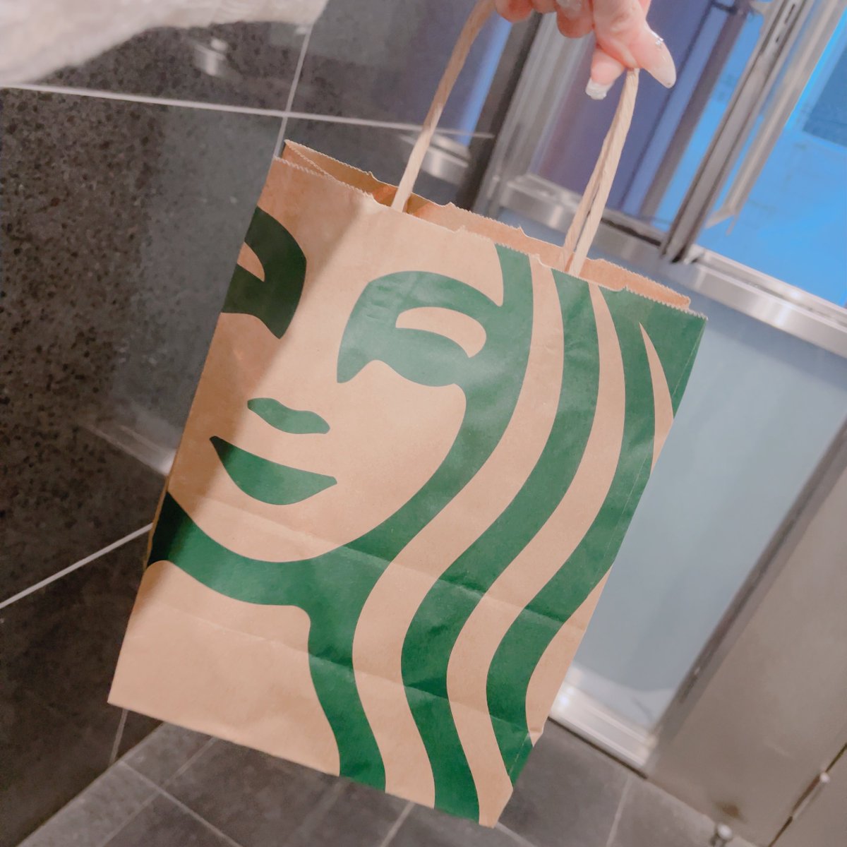 _0k0me_0's tweet photo. お出かけ楽しすぎた❣️🥲
移動してネイル！ネイリストさんといっしょにのむスタバ買ってGO https://t.co/GUE5pcHmkV