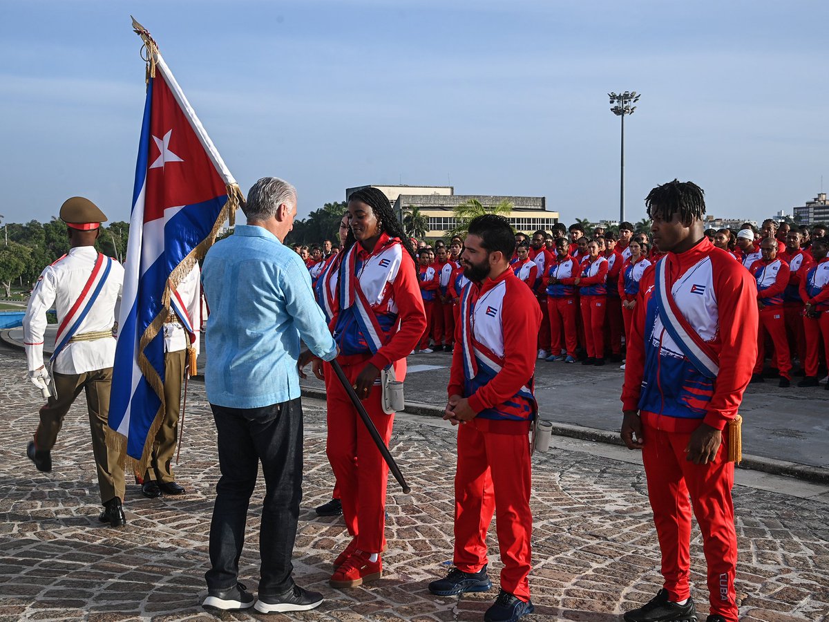 rlicea_mojena's tweet photo. La delegación cubana que participará en los Juegos Centroamericanos, fué abanderada por el 1er Secretario del CCPCC y Presidente de la República @DiazCanelB  competir con dignidad e hidalguía, es el compromiso de nuestros atletas #IslaDeLaJuventud #SentirPinero #CubaEstáFirme https://t.co/BukZKA4yw2