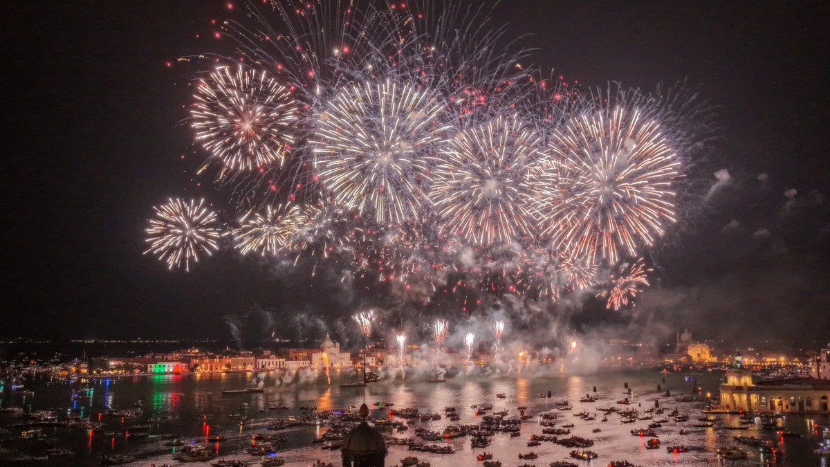 comunevenezia's tweet photo. 🎆 I colori del Redentore hanno illuminato il cielo di #Venezia, regalando ancora una volta uno spettacolo capace di emozionare migliaia di persone!

💫 Tra il riflesso dei fuochi sull’acqua e la laguna che si è trasformata in un palcoscenico a cielo aperto, si è rinnovato uno dei momenti più attesi e simbolici della tradizione veneziana.

❤️ Un appuntamento che, anno dopo anno, continua a raccontare l’identità della città, dove storia, bellezza e venezianità si incontrano in un’atmosfera unica.