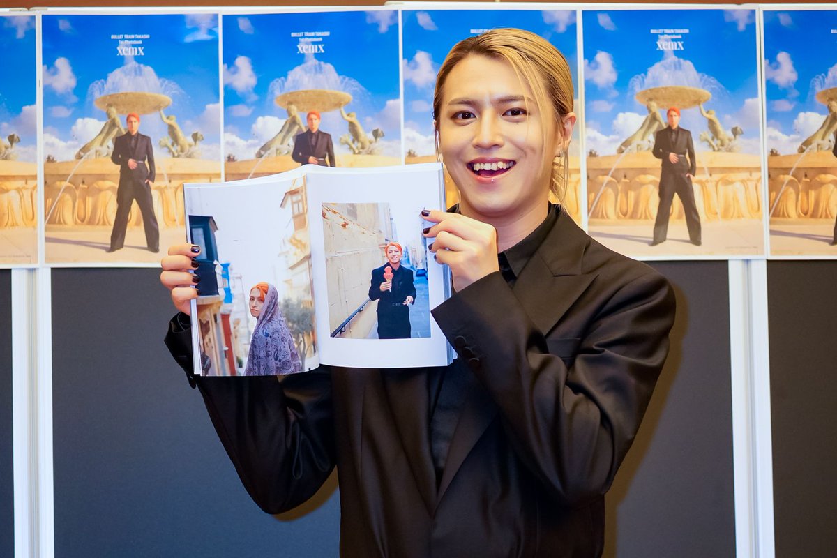 oshiraku's tweet photo. 🌟推し楽 レポート📝

／
#超特急 ・7号車 #タカシ 初の写真集📸
「BULLET TRAIN TAKASHI 1st Photobook xemx」📚
＼
発売記念イベントの模様をお届け🚄✨

詳細はこちら👉https://t.co/LjBRwvpnw1

こだわりや、8号車への感謝の気持ちを語りました🤍

メンバーからの感想にニコニコの様子も🤭

@sd_bt https://t.co/UHcLgw77Ki