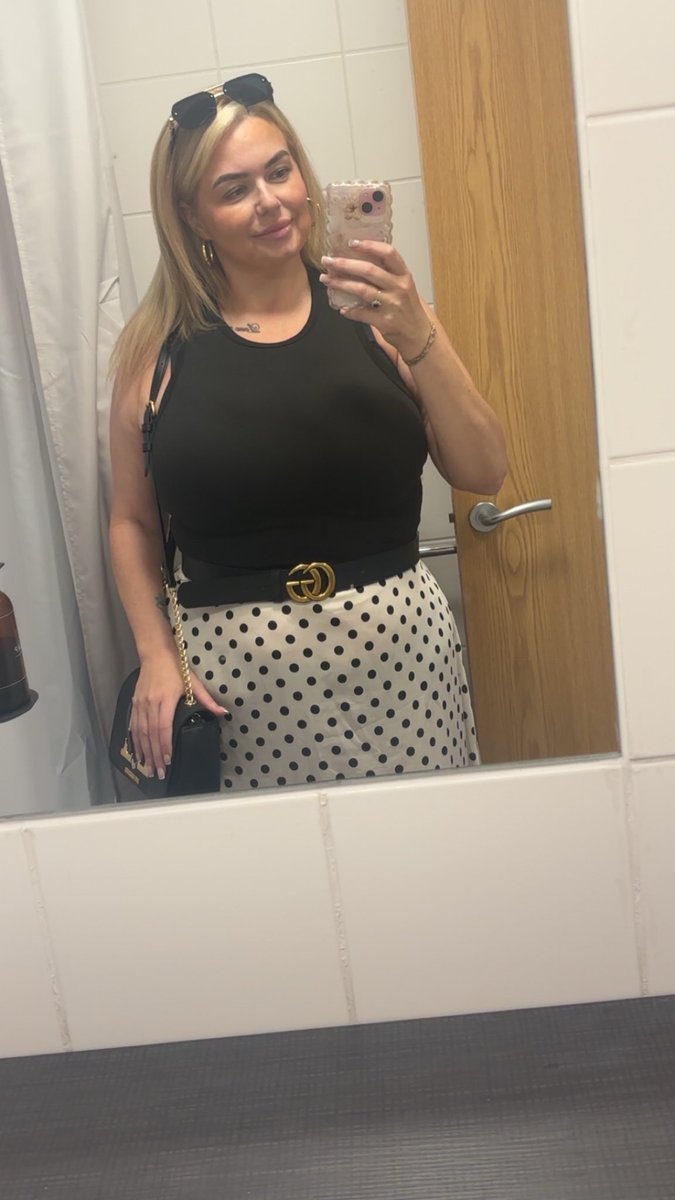 BustyMilf38G's tweet photo. Day 2… 
lady in the street… 😜 https://t.co/47gn2aD7Mg