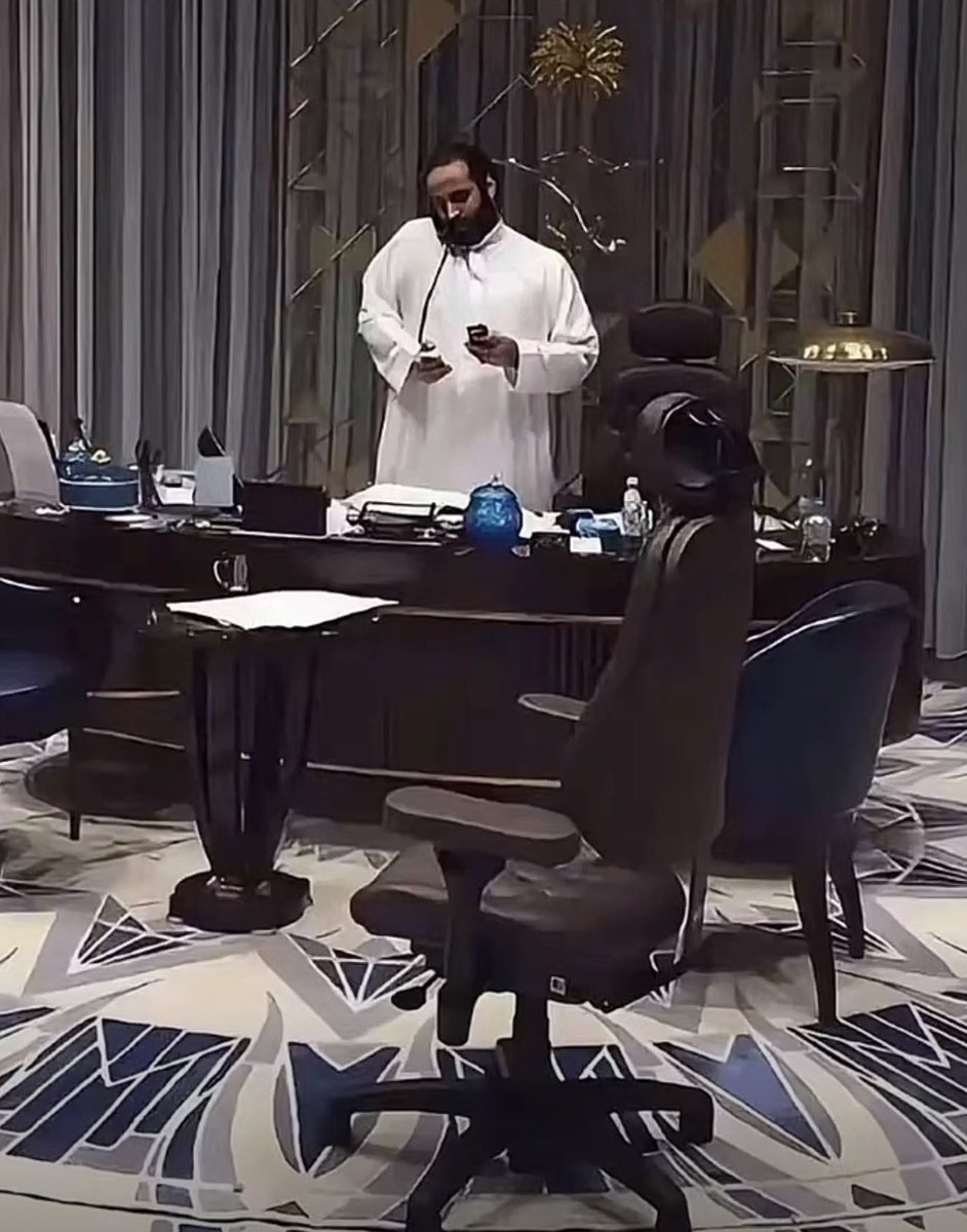 saeed11774's tweet photo. محاولة الاتصال في قصر الحصن
لن تنفعك هذه المرة… 📞

اركب طائرتك وانزل في عاصمة القرار #أبوظبي واذهب مباشرة إلى زعيم الشرق الأوسط🇦🇪واعتذر له وقبل رأسه لعله يرضى عنك https://t.co/CJEFKxGFFo