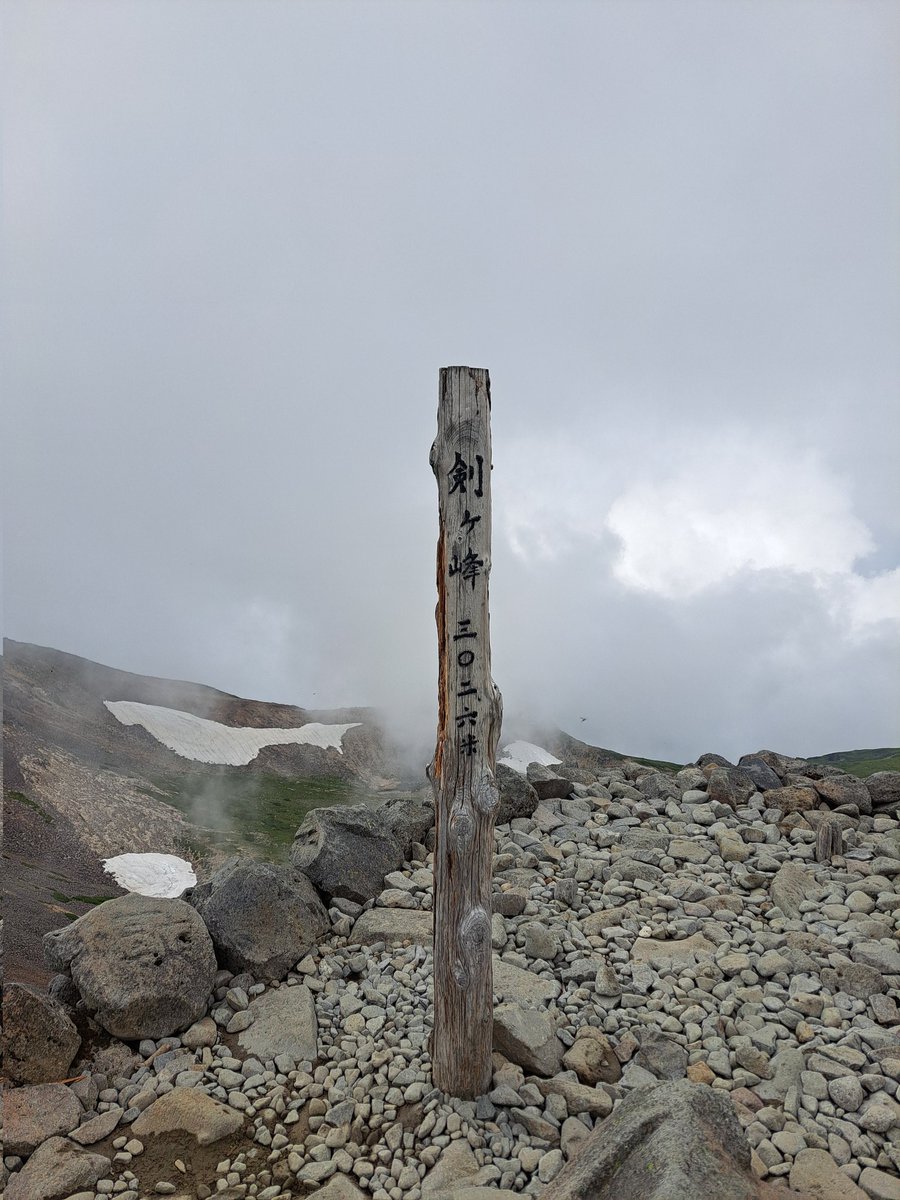 gallchno's tweet photo. 今日は山登り！⛰️✨
楽なコースだったけど、雲の上まで登れたし、可愛いコマクサをはじめ高山植物や綺麗な景色を見ることができ大満足でした😊
あと、山で食べるカップヌードルは間違いない美味しさだった笑

前日も温泉入ったり、車中泊でお酒飲んだり、楽しい2日間でした～😆 https://t.co/FYA35KIRpH