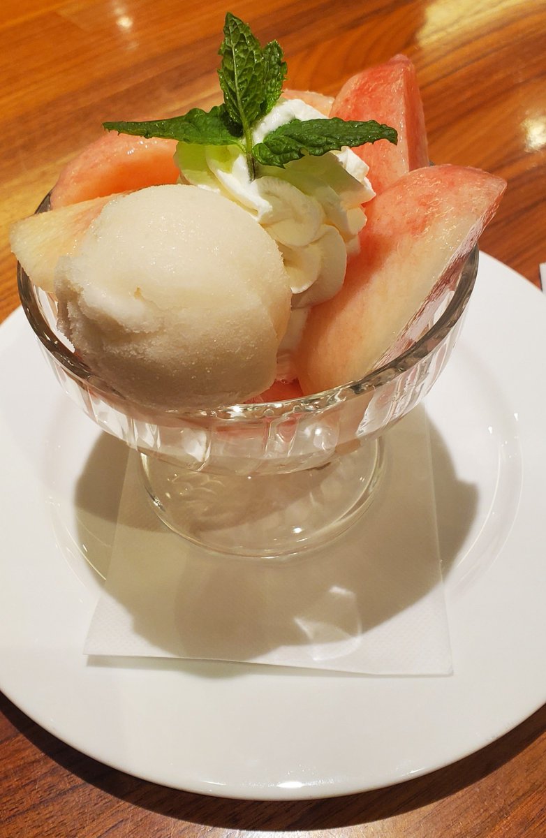 Kappedo_2nd's tweet photo. いたがきさんの桃のサンデーを食す。
外が暑いのでマジで丁度いい……てか桃が美味い！ https://t.co/jQkFsyfgqo