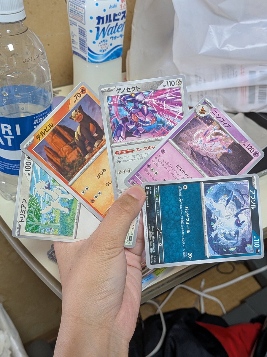 Akanko0518286's tweet photo. カード販売機の中身 https://t.co/fdeOfYuUiG