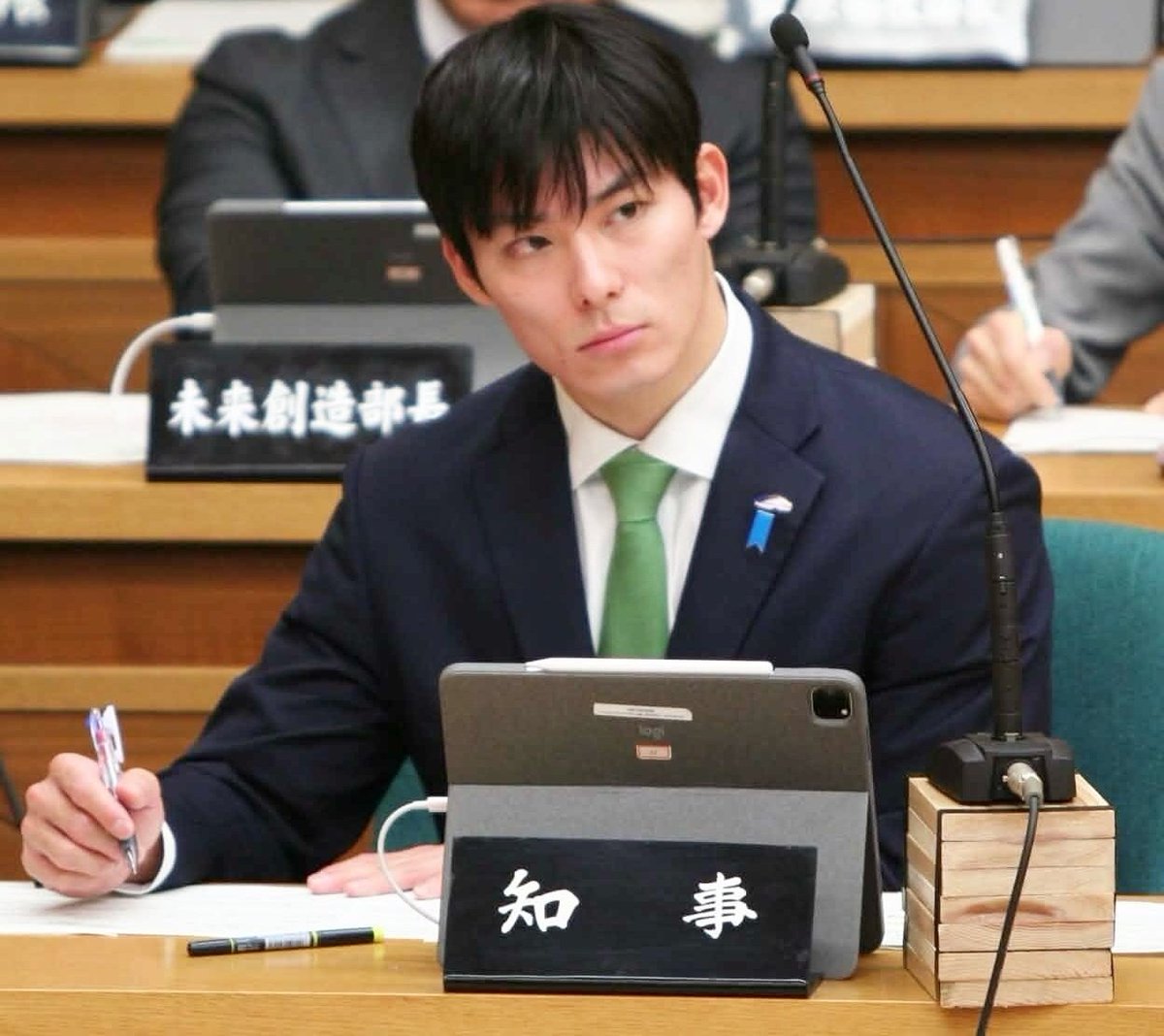 AnimetrendsLA's tweet photo. EL CHAMBEADOR DE LA VIDA REAL

Takato Ishida, gobernador de una prefectura en Japón con apenas 36 años se volvió viral entre los fans del anime por su increíble parecido con TOJI FUSHIGURO.

Desde que asumió el cargo como gobernador de la prefectura de Fukui, sus publicaciones en redes sociales han acumulado millones de visualizaciones, mientras miles de fans bromean con que el «Asesino de Hechiceros» dejó el anime para entrar a la política. 🇯🇵

Más allá de su apariencia, Ishida también ha llamado la atención por impulsar reformas contra el acoso y otras iniciativas desde el inicio de su gestión. Algo digno de aplaudir.