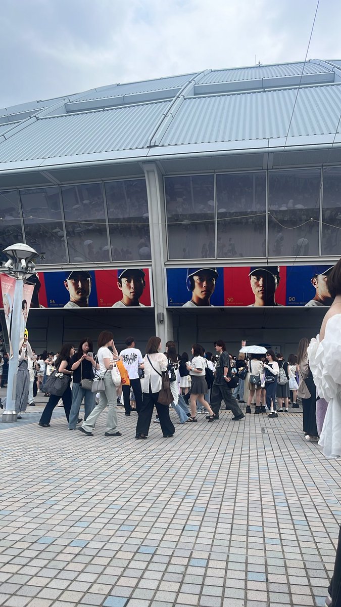 ____rh1119's tweet photo. @miiiiiii623___ FCブース向かい側のエリアの段差に座っております。
川西木全と金城豆原のフラッグの間におります。
白のブラウスとデニムパンツです。 https://t.co/YsDYjhfGq3