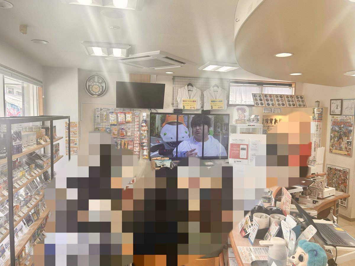 hanamarupharm's tweet photo. 店舗営業と並行して上映会出来ました💮

ハナマルマンと皆さんとわちゃわちゃした楽しいイベントになりました！

午後も18:00まで2話流しながら営業中です！

#旅ドゲ
#ドゲンジャーズ https://t.co/9xaKxprlsB