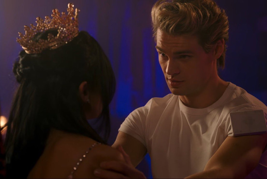 asadtunegirl's tweet photo. jackiecole halloween truther like genuinely my #1 jackiecole scene 

just the way he comforts her here https://t.co/GLgqw4SDeA
