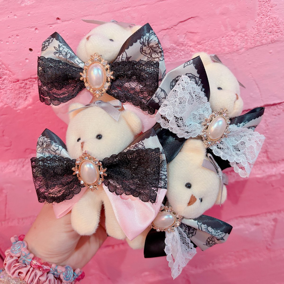 UiceIce's tweet photo. 大人気の定番くまちゃんヘアクリップにも新カラーが登場❣️
コウモリ🦇リボンは
黒×紫で、ゴシック 地雷ファッション
コーデにばっちり🙆‍♀️ https://t.co/B4PNfK7uaG