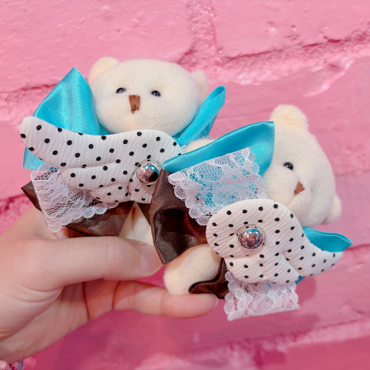 UiceIce's tweet photo. 大人気の定番くまちゃんヘアクリップにも新カラーが登場❣️
コウモリ🦇リボンは
黒×紫で、ゴシック 地雷ファッション
コーデにばっちり🙆‍♀️ https://t.co/B4PNfK7uaG