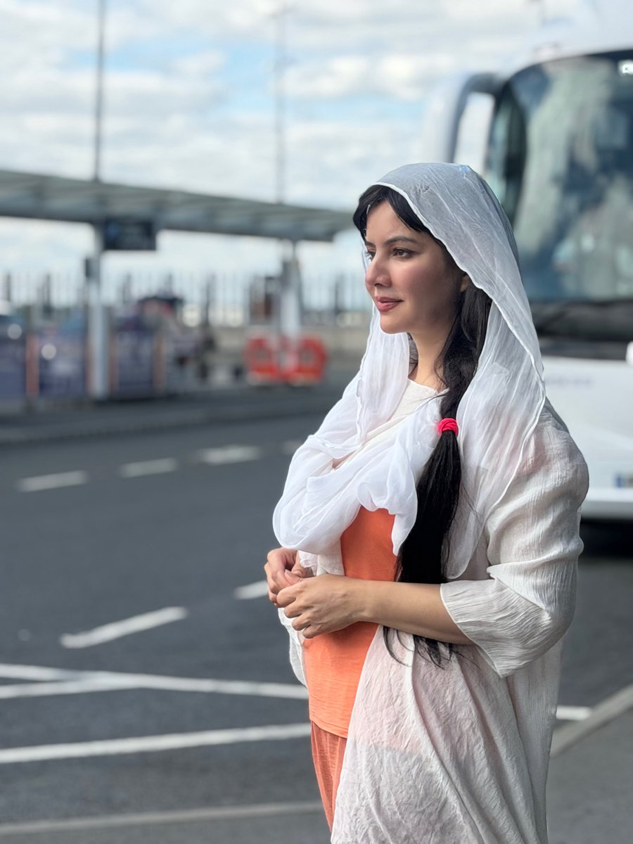 Rabipirzada's tweet photo. حسن صرف چہرے کا نہیں، کردار کا بھی ہوتا ہے۔
#UrduCaption #DesiStyle #TraditionalLook #ElegantStyle #SimpleBeauty #Graceful #Smiling #EthnicWear #PakistaniFashion https://t.co/qvaX5lnGOI