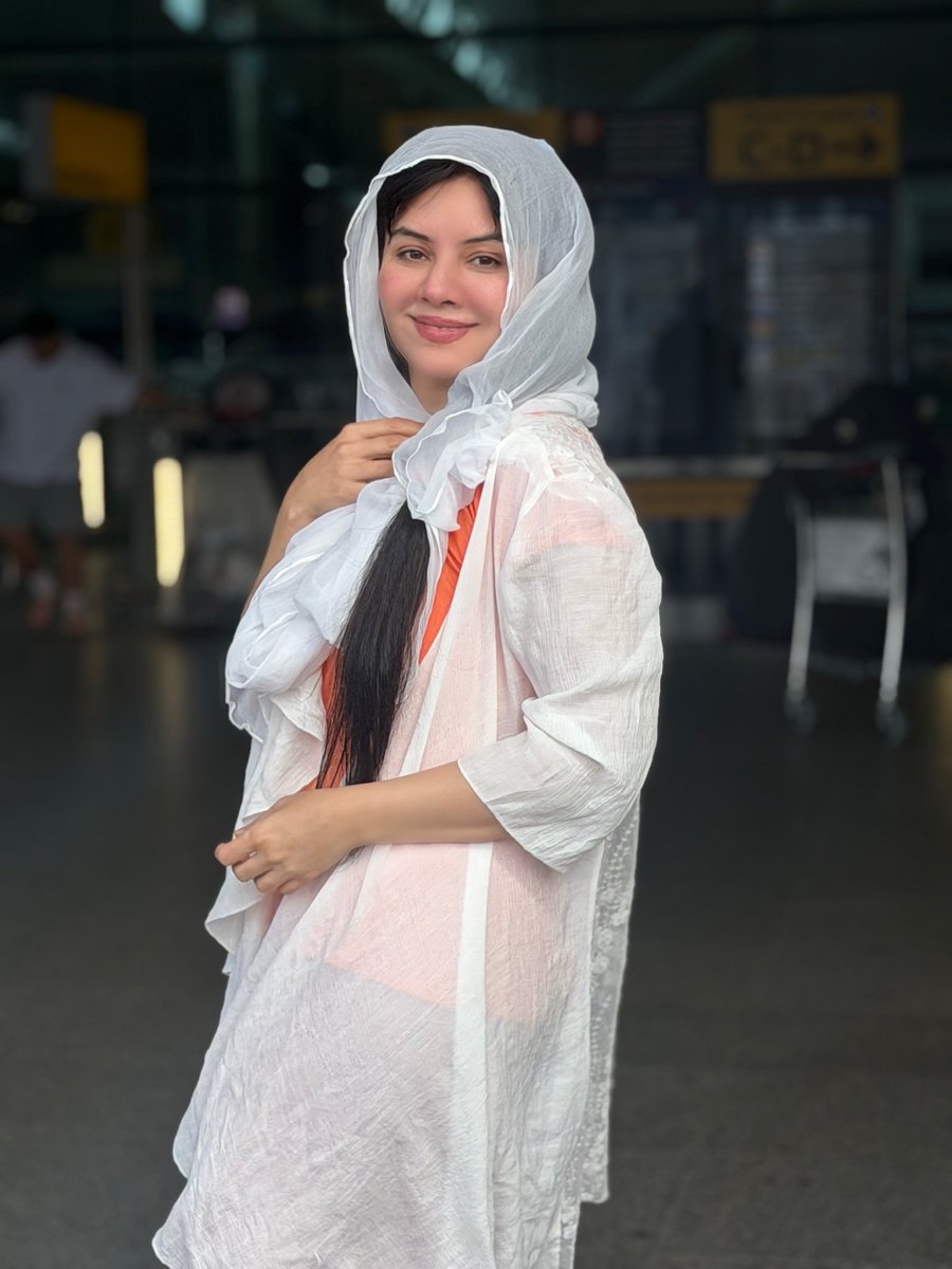 Rabipirzada's tweet photo. حسن صرف چہرے کا نہیں، کردار کا بھی ہوتا ہے۔
#UrduCaption #DesiStyle #TraditionalLook #ElegantStyle #SimpleBeauty #Graceful #Smiling #EthnicWear #PakistaniFashion https://t.co/qvaX5lnGOI