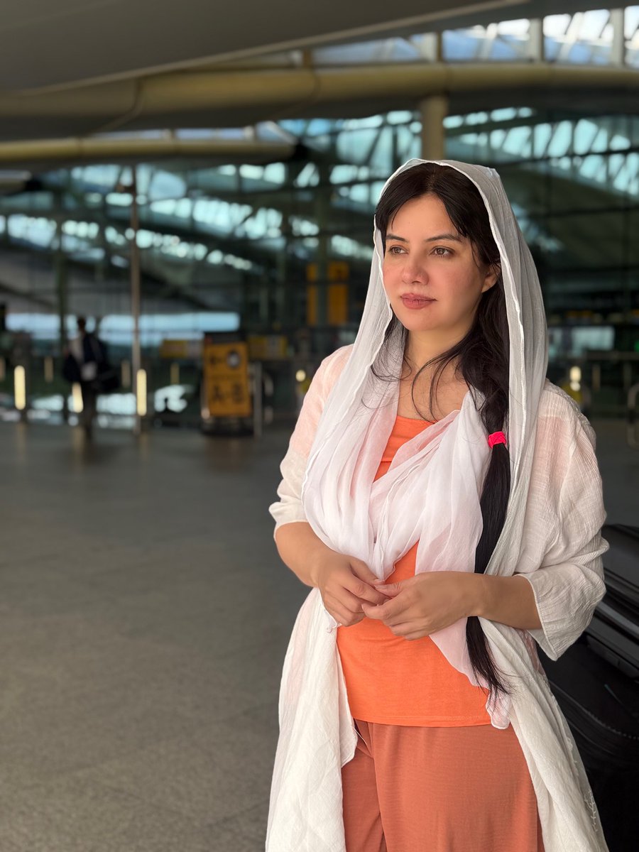 Rabipirzada's tweet photo. حسن صرف چہرے کا نہیں، کردار کا بھی ہوتا ہے۔
#UrduCaption #DesiStyle #TraditionalLook #ElegantStyle #SimpleBeauty #Graceful #Smiling #EthnicWear #PakistaniFashion https://t.co/qvaX5lnGOI