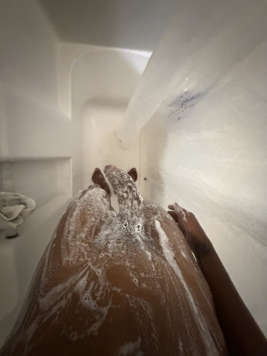 YoHiddenSecret's tweet photo. What do you prefer?🤔 Soapy or oily. You bending over for it or getting on your knees #bbc #nsfw #bigblackdick #freak #ebonyteen #bigdick #RT https://t.co/7PI0FSRy7J