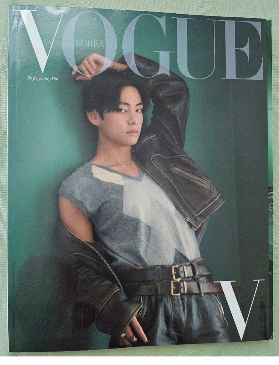 tetebread30's tweet photo. BTS V albums - still with plastic (except for Vogue)
Php 500 take all https://t.co/nOKIoBI8vl