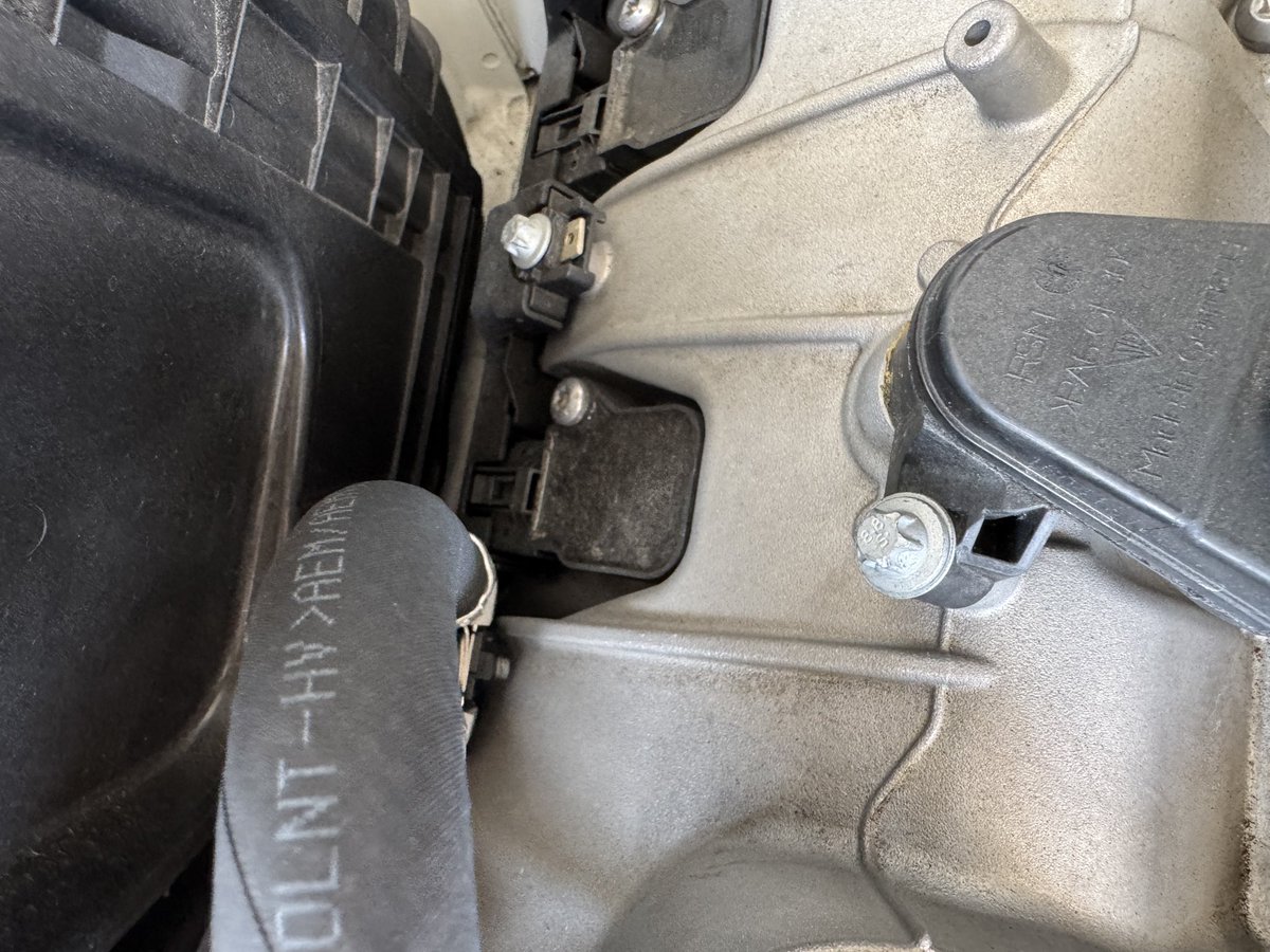 rintu2's tweet photo. マカンのV6て1箇所プラグ抜いてマイクロスコープで燃焼室の様子見るのに他のプラグもセットでコネクタ抜いたり外さないといけないのか
暑くてめんどくさいからやめた
スバルのボクサーよりはマシだけど https://t.co/4Sq9LPDqaN
