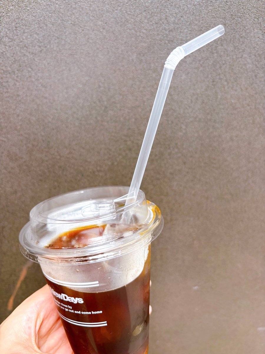 k_ikaox's tweet photo. ニューデのクソ長ストローは夏の季語 https://t.co/CSa8yCU3AL