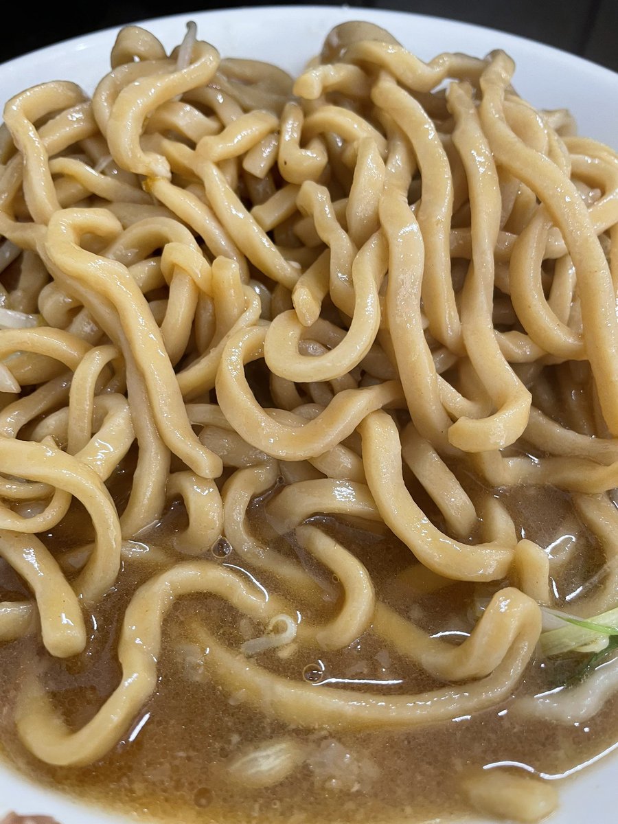 AKIRA_badboy's tweet photo. ハイマウント小山

ラーメン
コッコマン

夏メニューへの切り替えで、本日でラーメン提供が一時休止とのことなので、ハイマ軍団隊長のyukkiちゃんと此方へ✨

汗かいて待った後の塩味高いスープが沁みる〜🥰
開化楼の凶暴な麺に、柔らかな豚さんが玉乱です😋

最高に旨かった〜🏆✨
ご馳走様です😎👍 https://t.co/fIKbAeq4E9